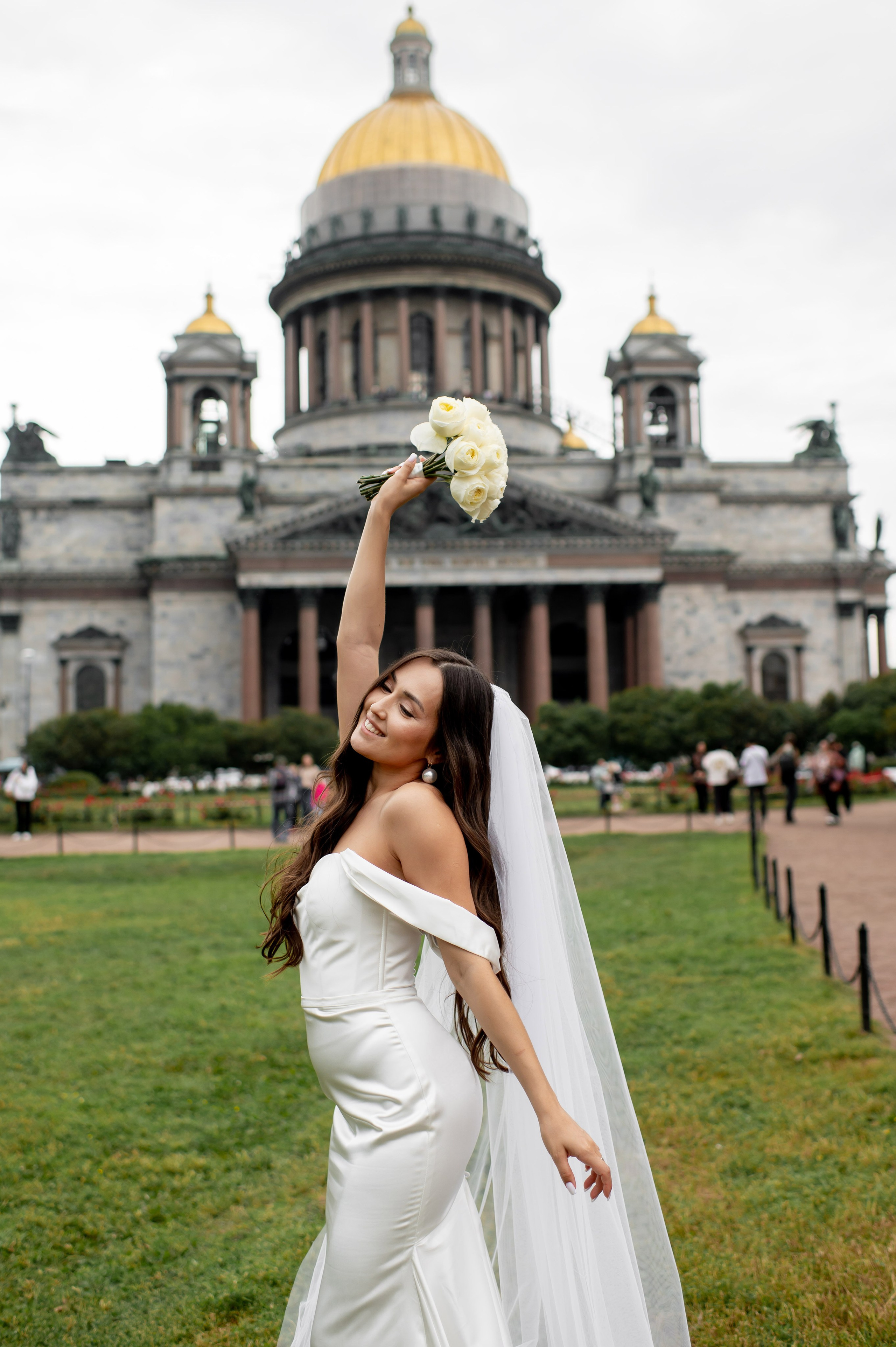 Классическая свадебная фотосессия Аины и Антона по самым красивым местам для свадебной прогулки в Санкт-Петербурге. Портретный, семейный и свадебный фотограф в Санкт-Петербурге и в Пушкине Ширяев Денис