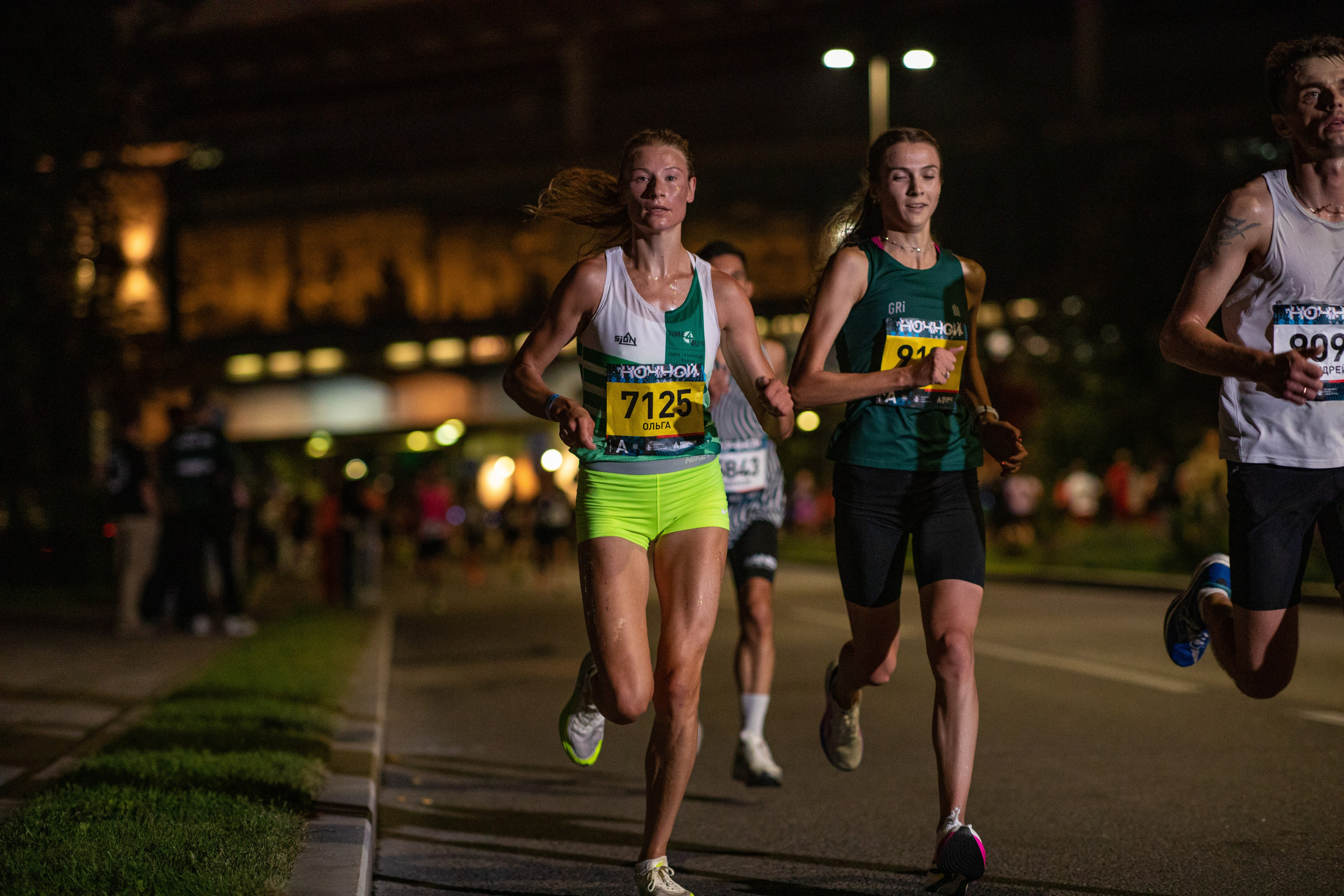 Ночной забег в ленте фотографий бегунов 03.08.24. Фотограф Сергей Ловкий