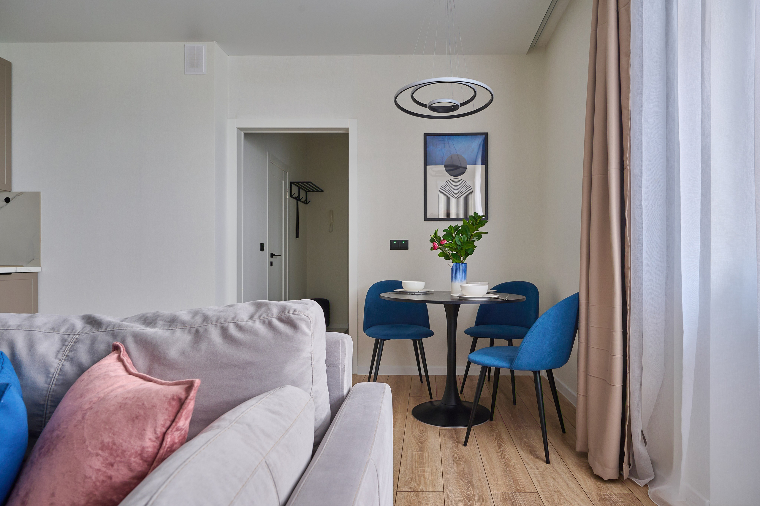 черный стол синие стулья 