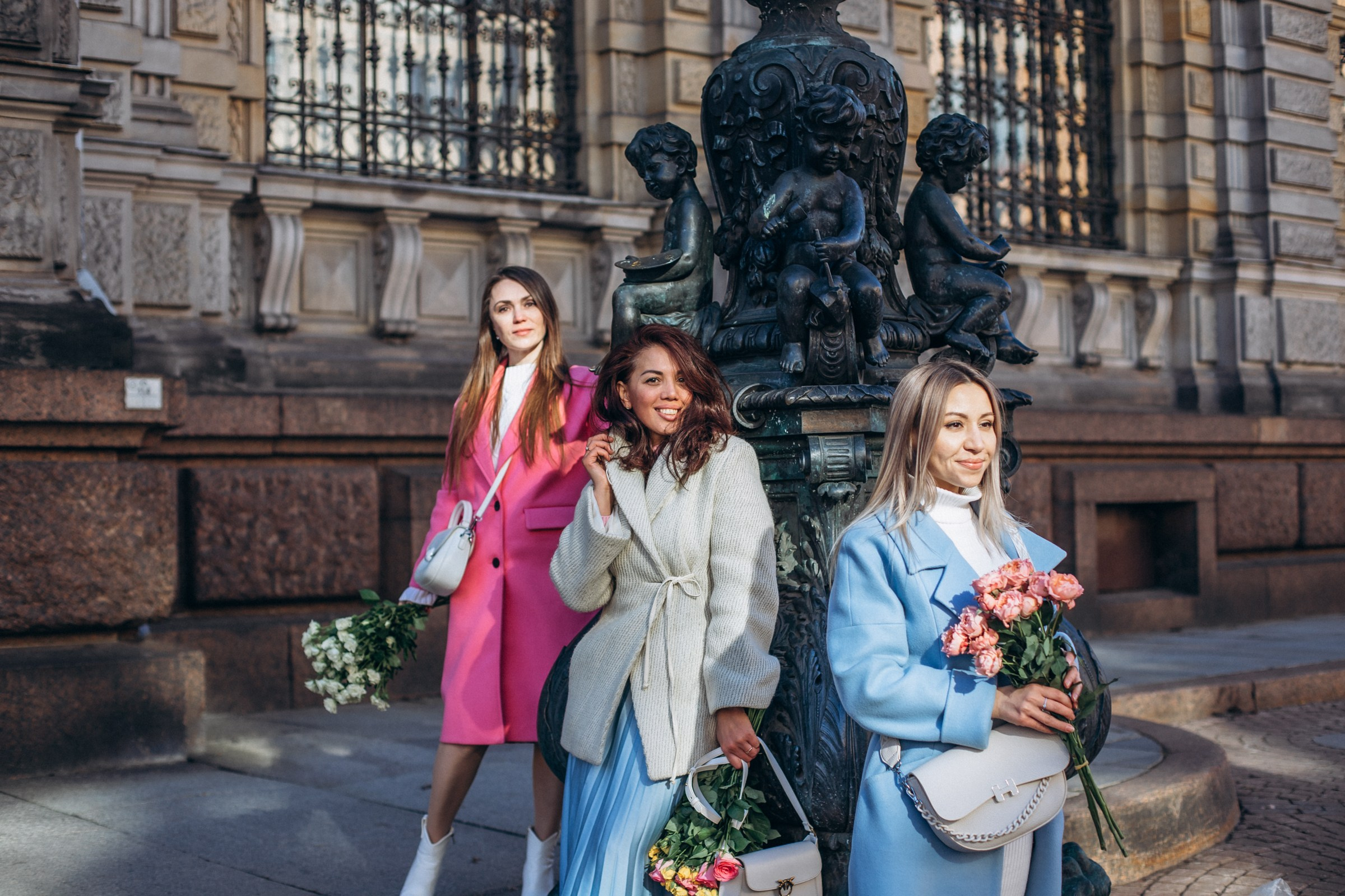 Анастасия с подругами в апреле. Фотопрогулка в Петербурге. Индивидуальный и семейный фотограф в Санкт-Петербурге