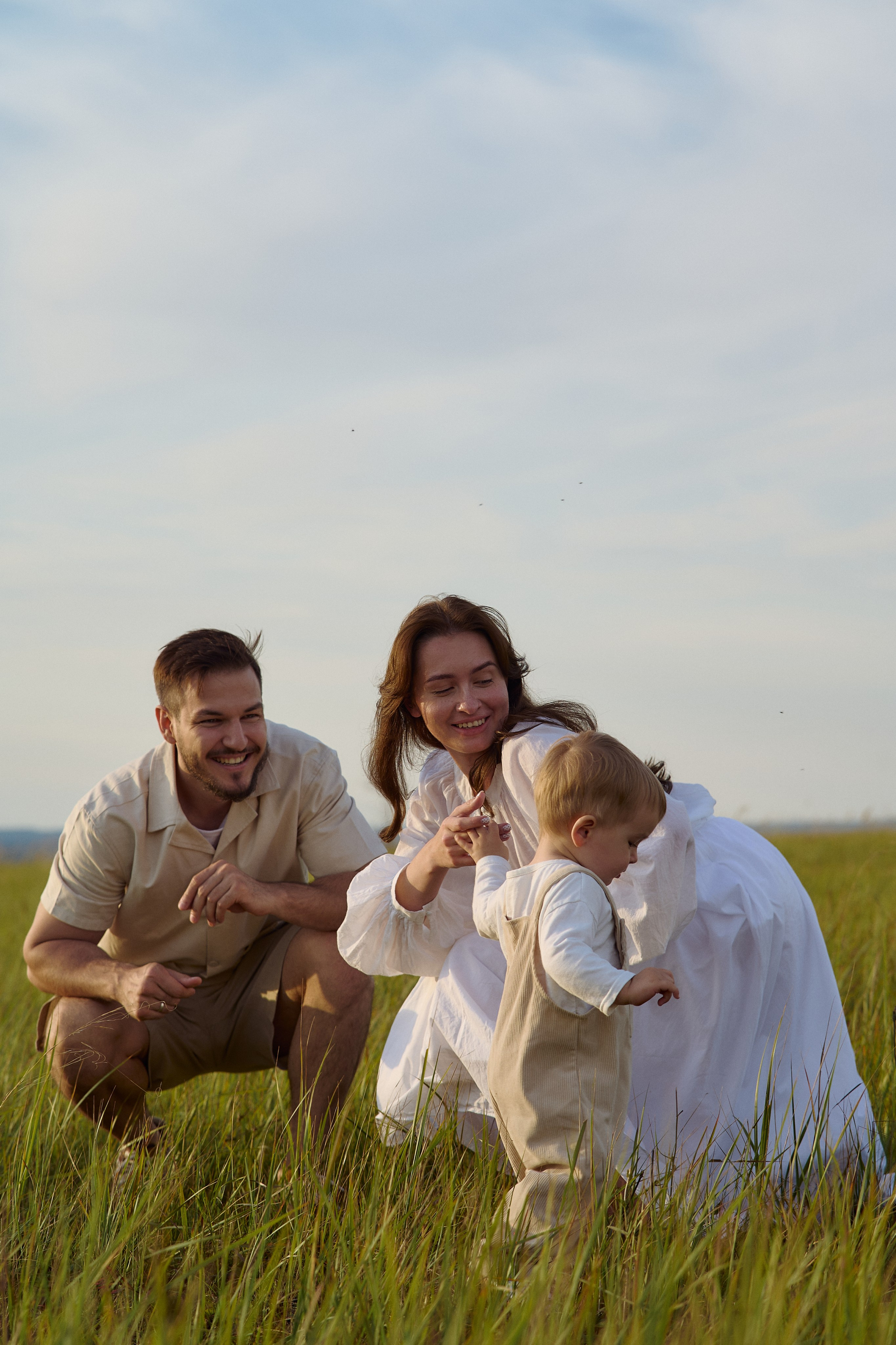 Шамиль, Аня и Марс в поле с барашками. Семейный и свадебный lifestyle-фотограф в Москве Мария Петрова
