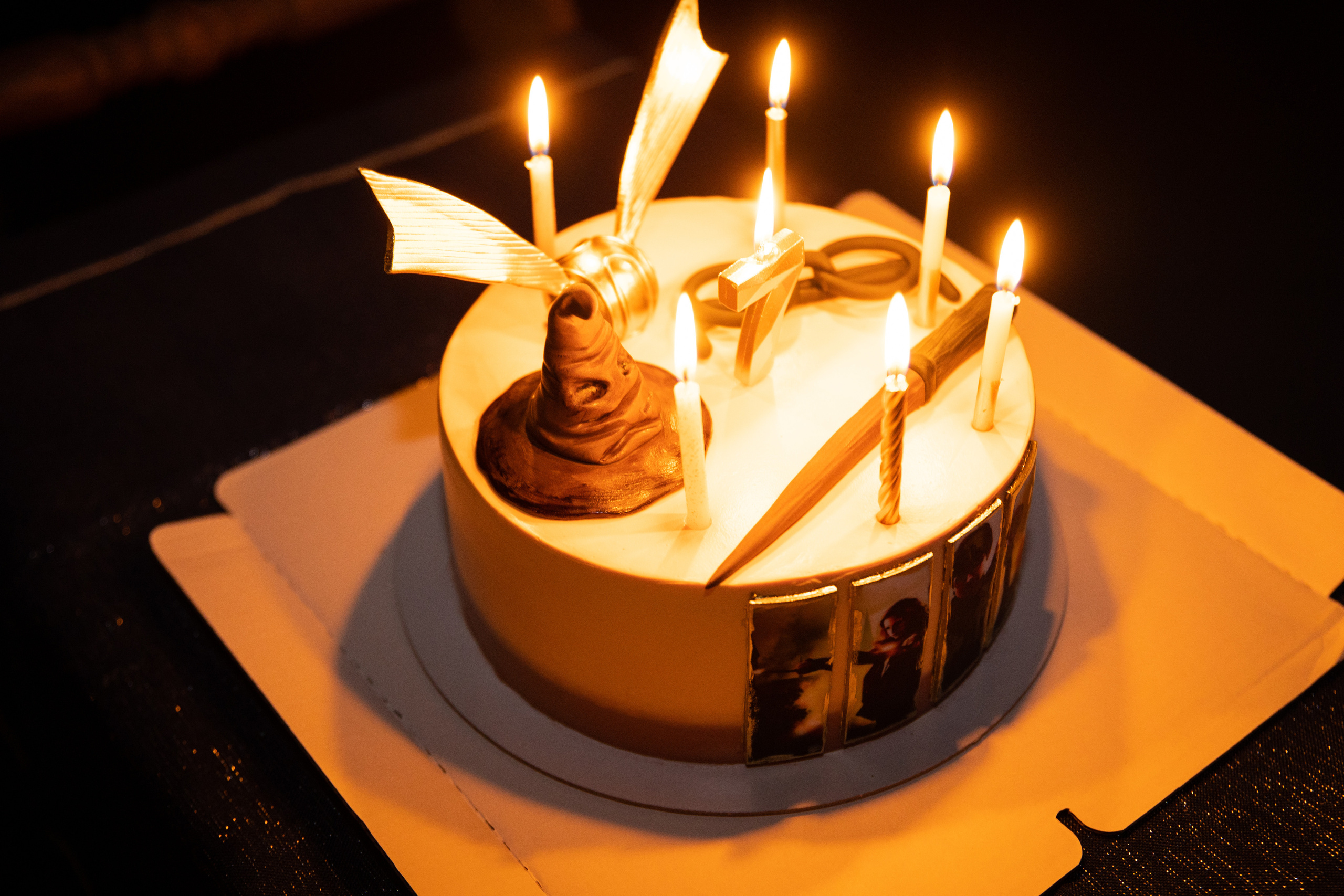 Торт оформлен в стиле Гарри Поттер