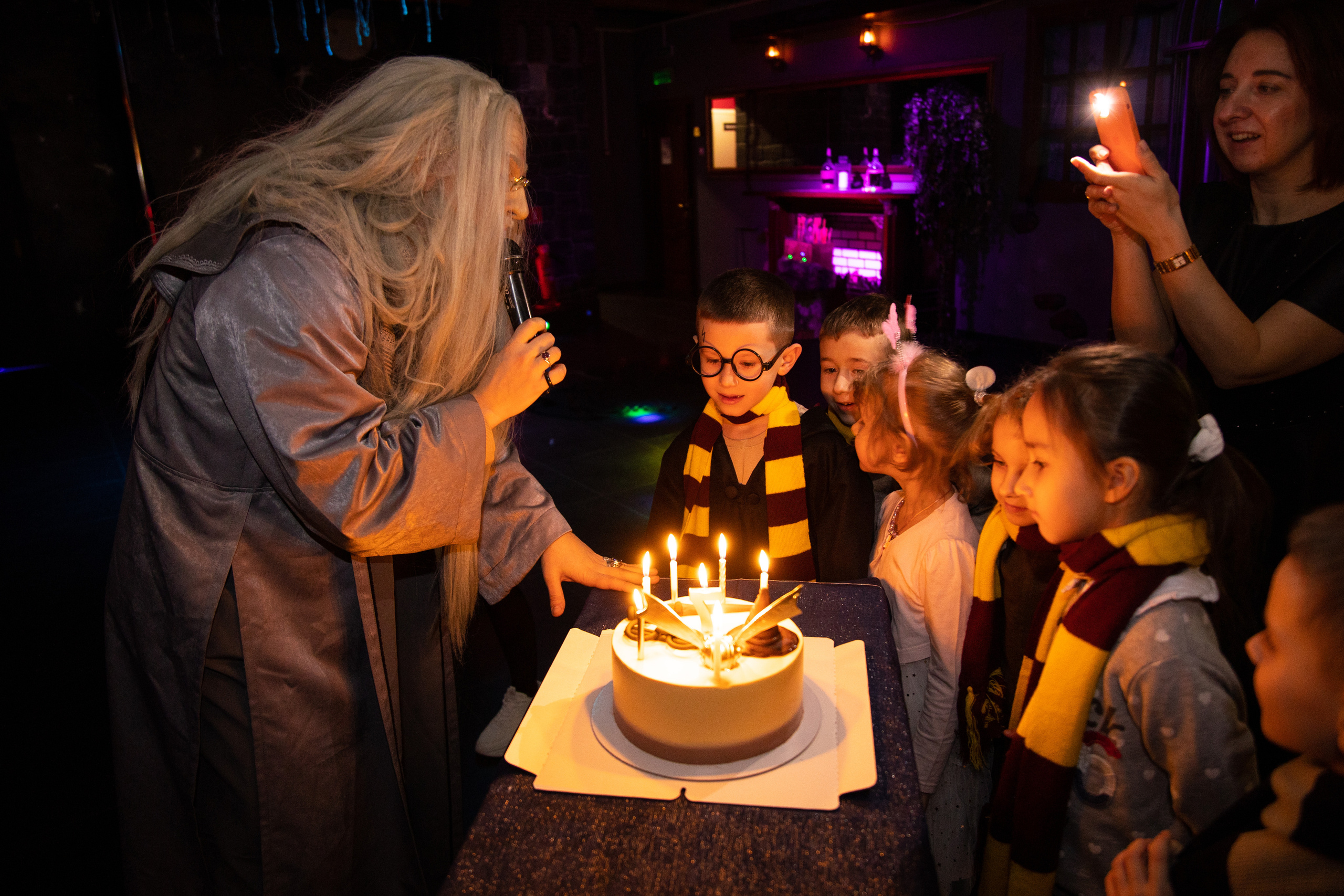 Задувает свечи