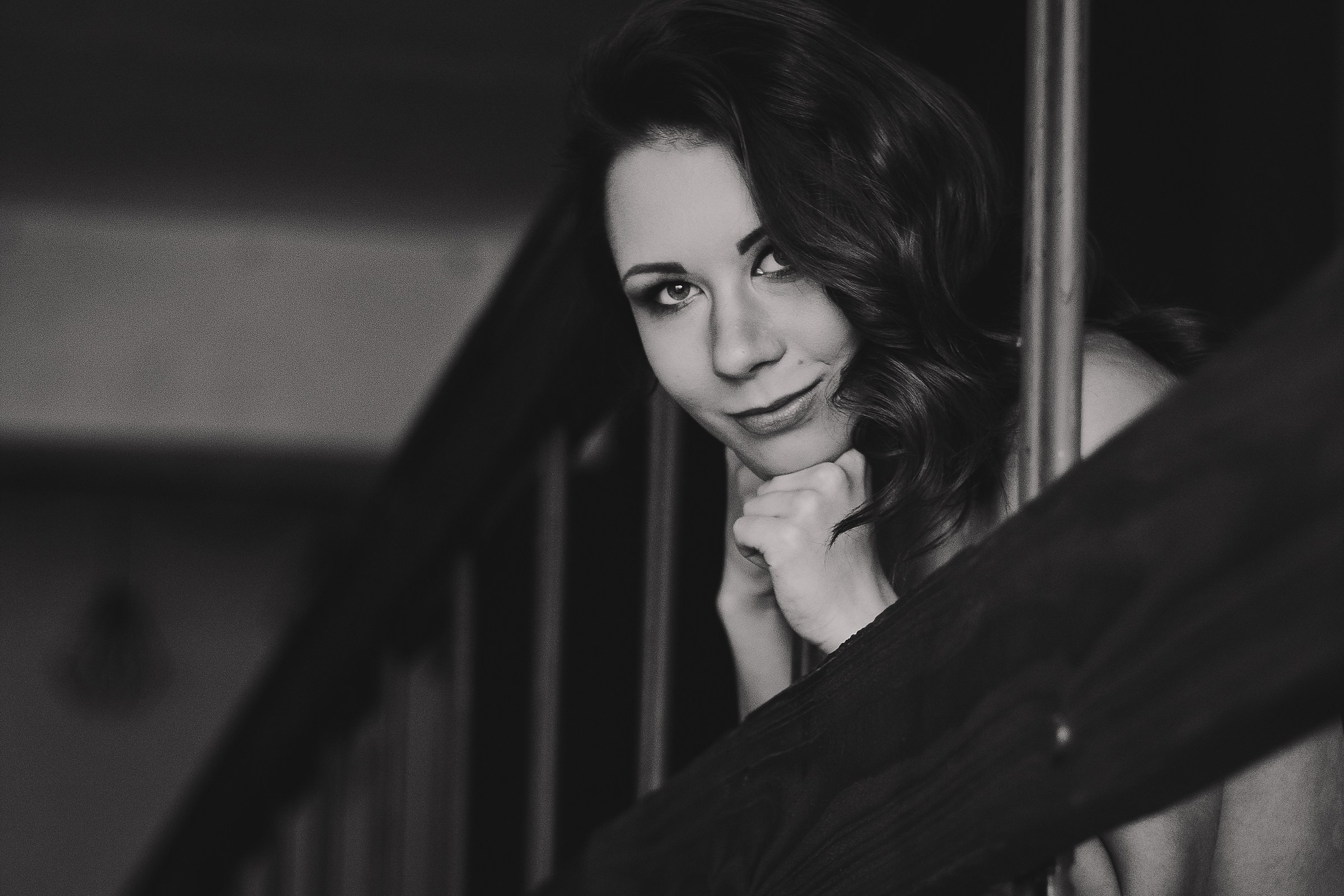 Черно-белый портрет смелой девушки, выражающей уверенность и сексуальность