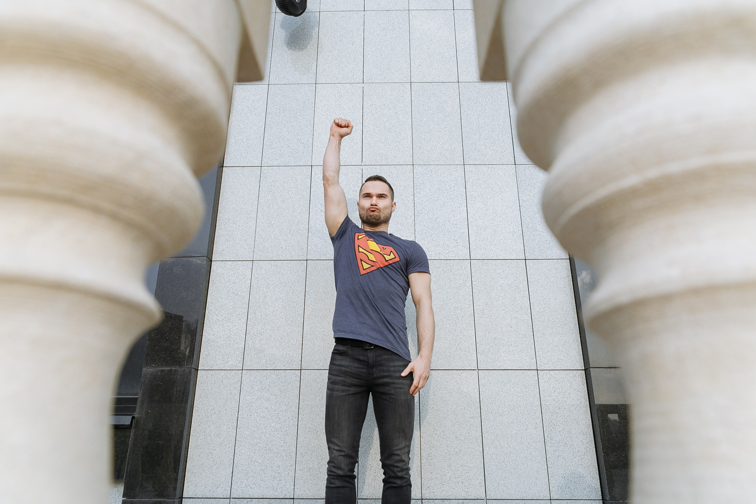 Виктор Попов, человек в футболке супермена. Событийный фотограф Максим Бескоровайновнов