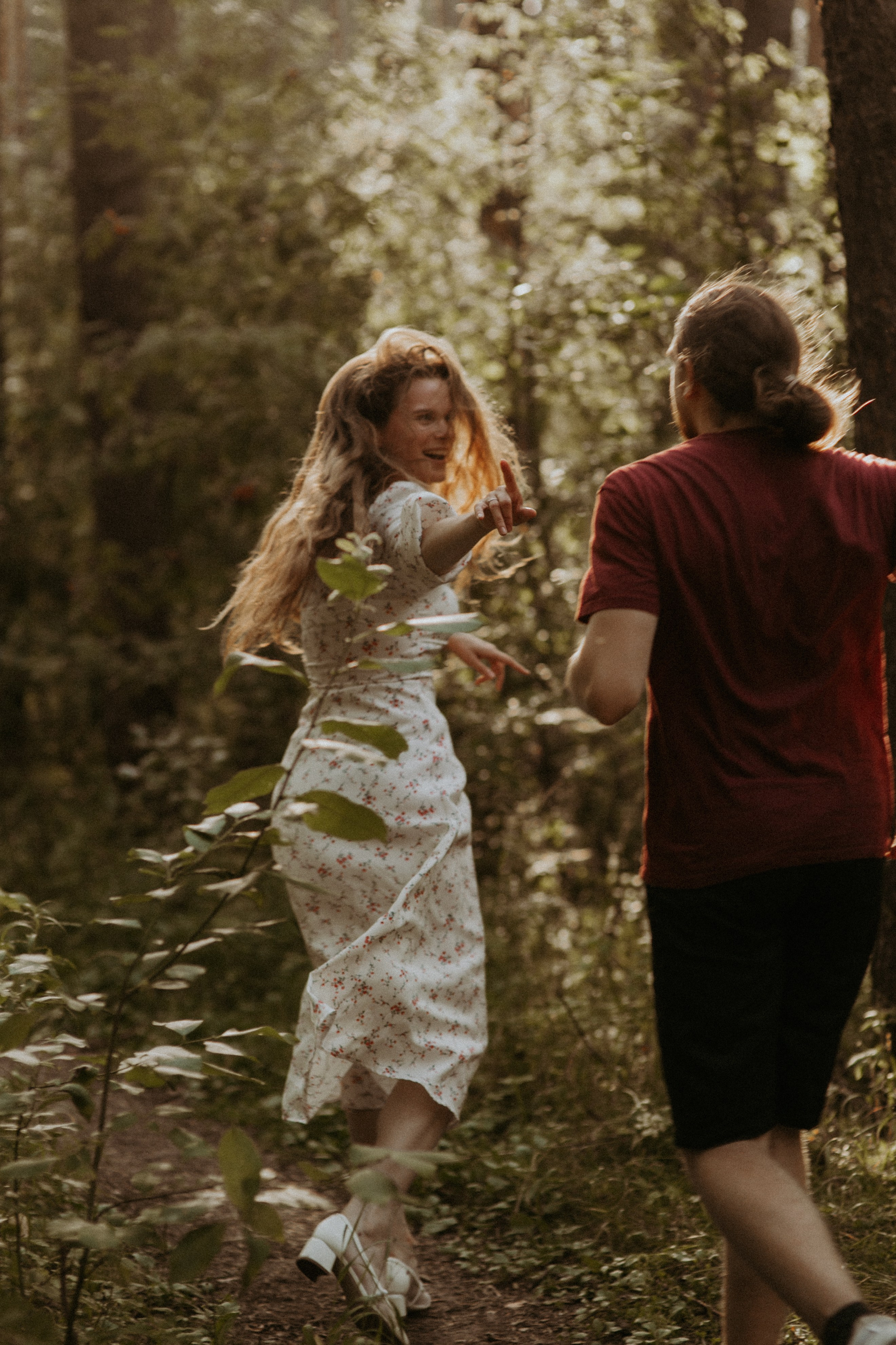 Атмосферная съемка Маши и Лёши в лесу наедине с природой. Свадебный и репортажный фотограф в Ярославле и Санкт-Петербурге Роман Микрюков