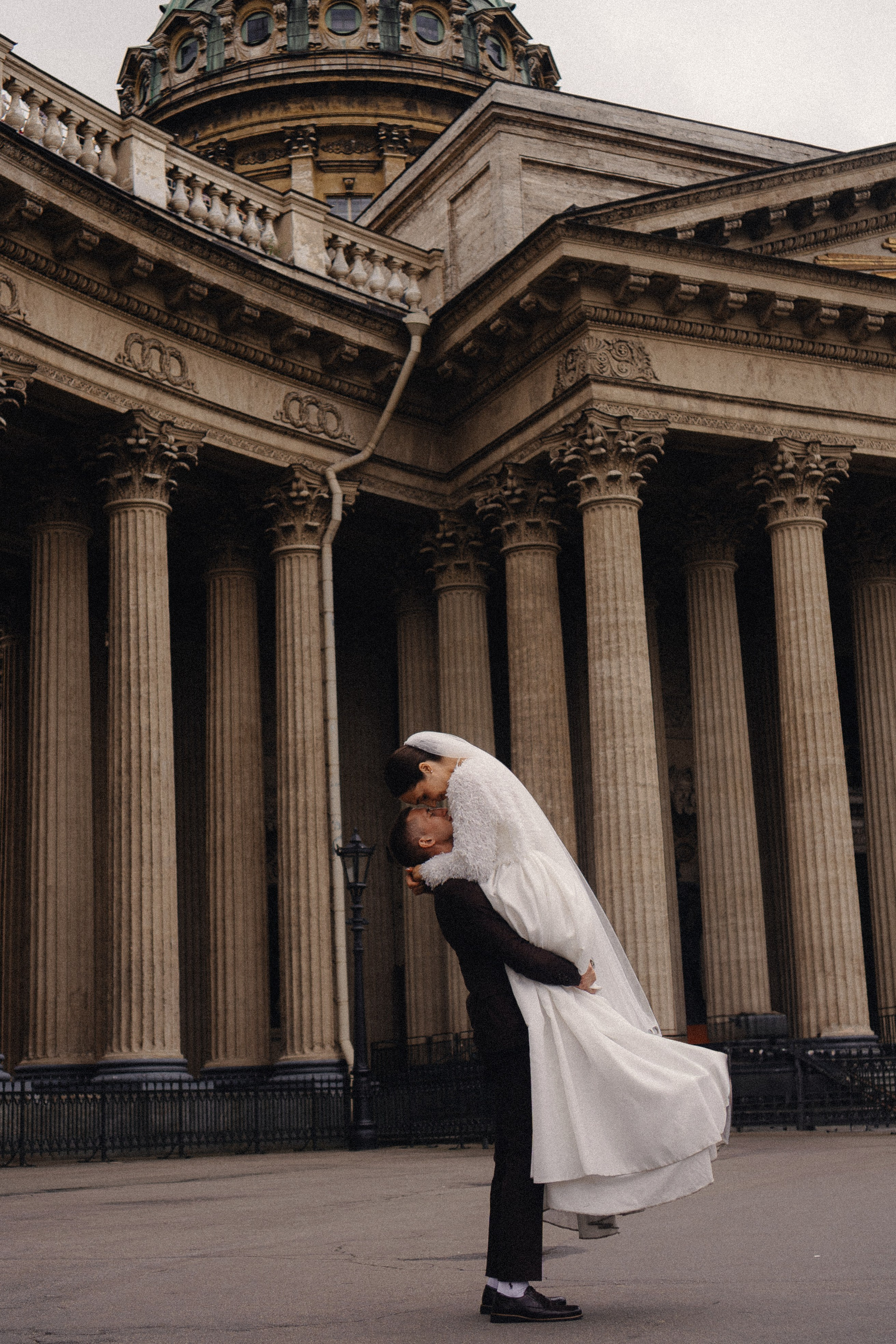 СВАДЕБНАЯ ПРОГУЛКА В САНТК-ПЕТЕРБУРГЕ (ИСАКИЕВСКИЙ СОБОР, ЗИМНЯЯ КАНАВКА, ЭРМИТАЖ И БОЛЬШАЯ МОРСКАЯ УЛИЦА). Профессиональный фотограф, Санкт-Петербург — Виктория Богомолова