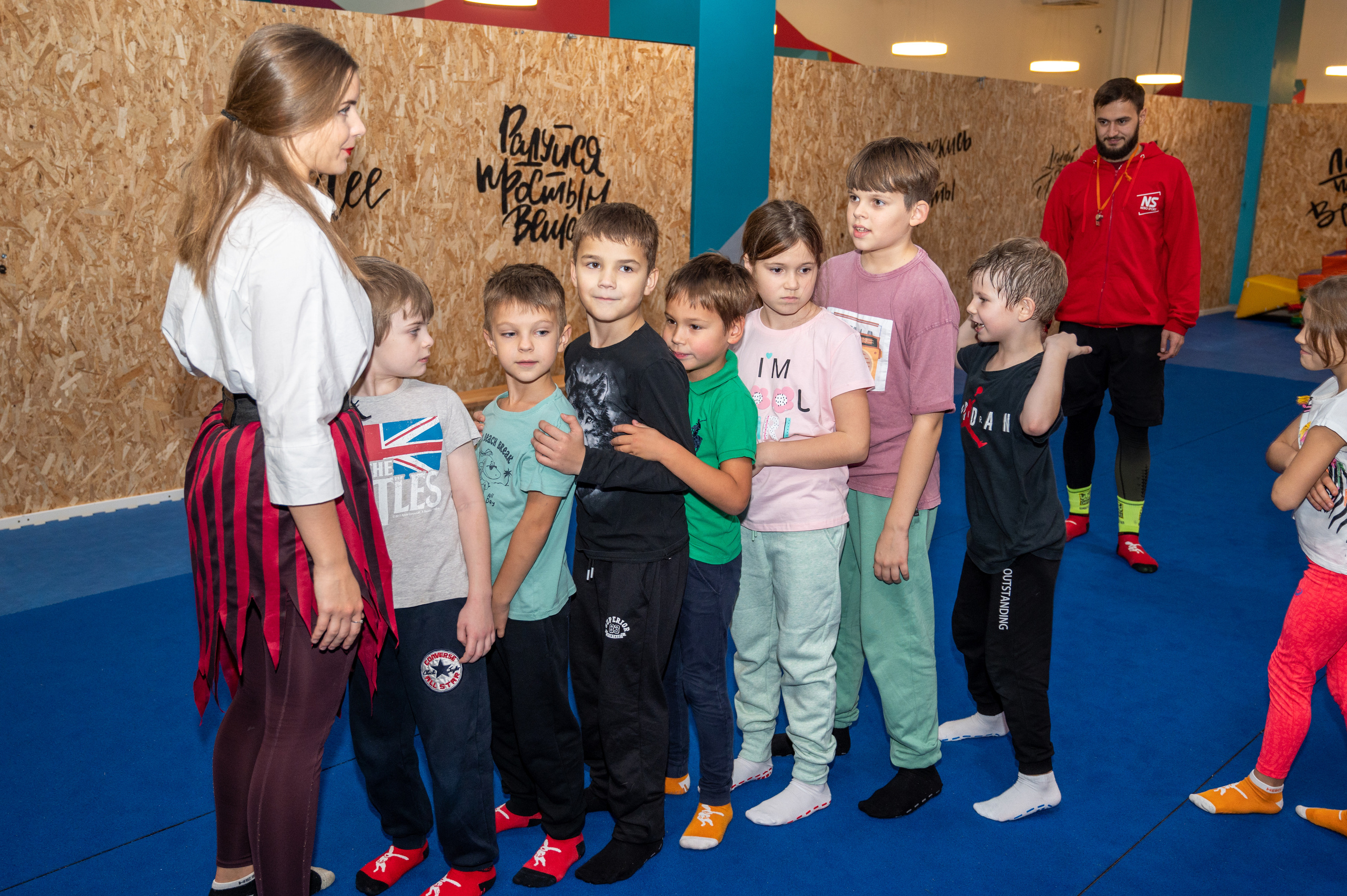 Детская компания отправляется на квест.