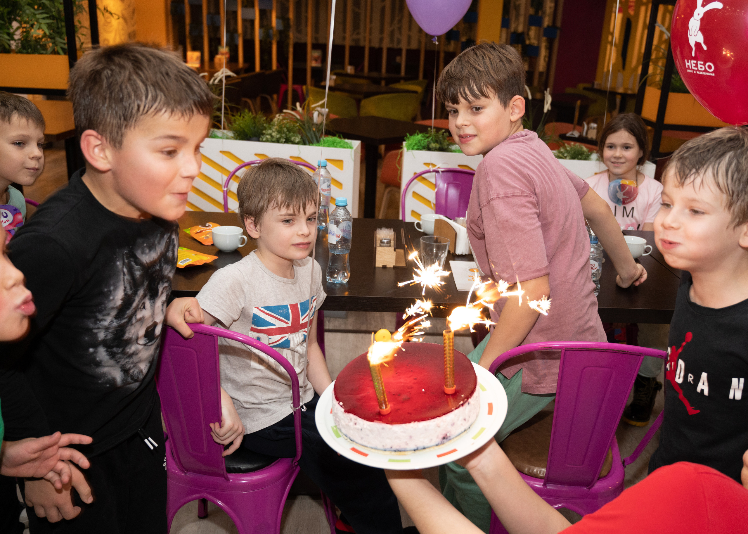 прекрасный праздник в батутном центре.