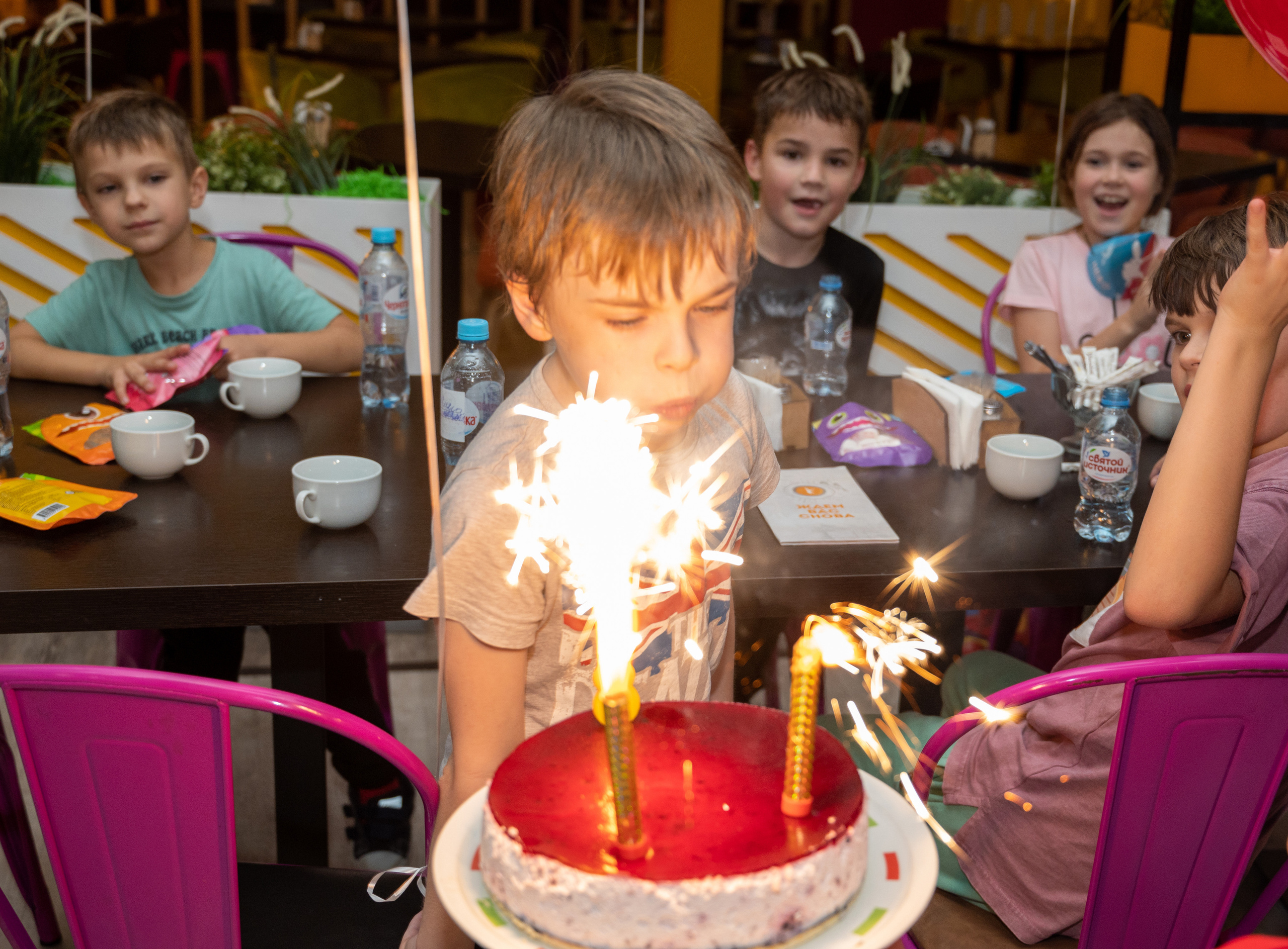 День рождение сына, Михаил задувает свечи на торте.