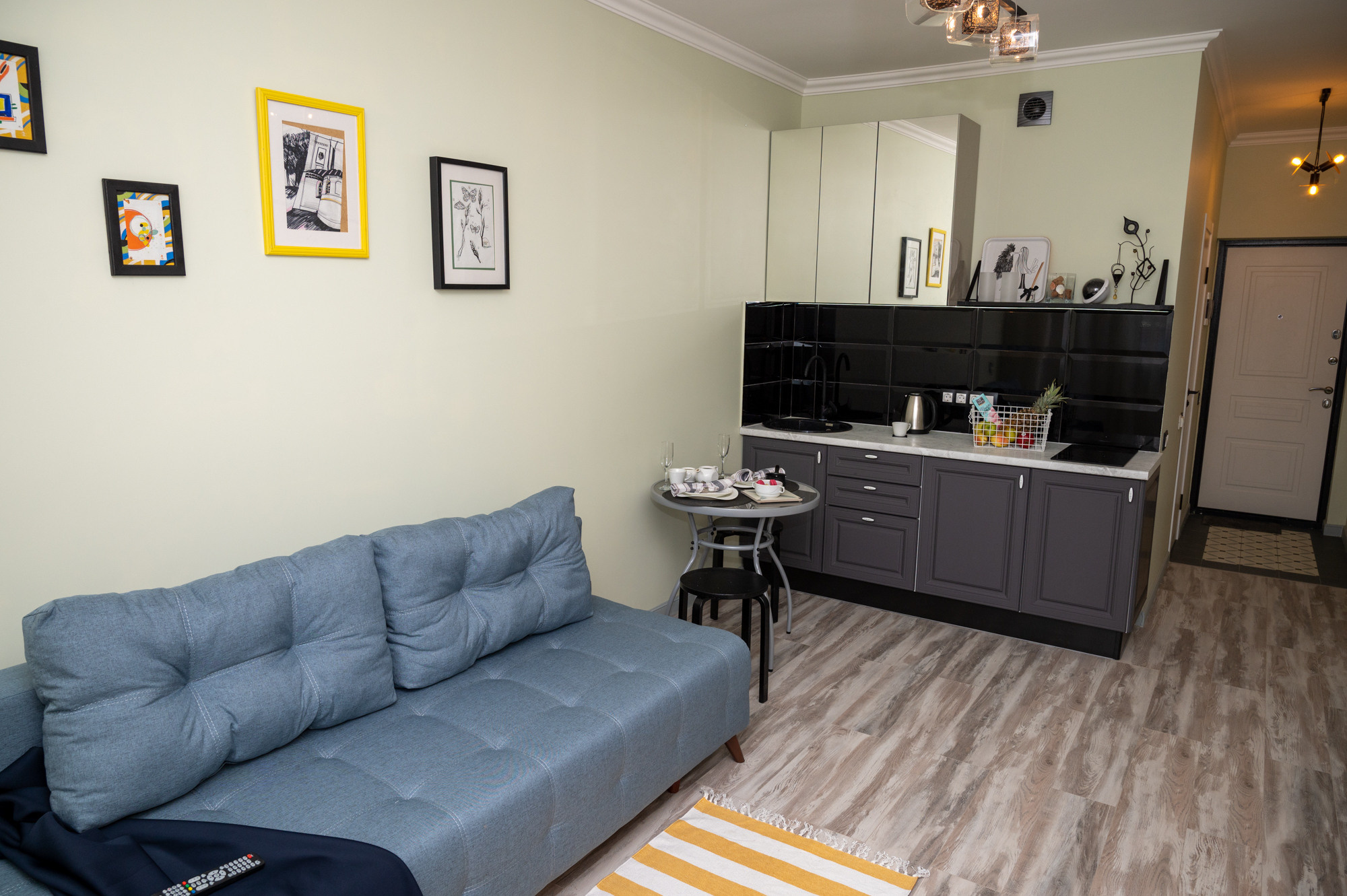 красивый серый диван в интерьере