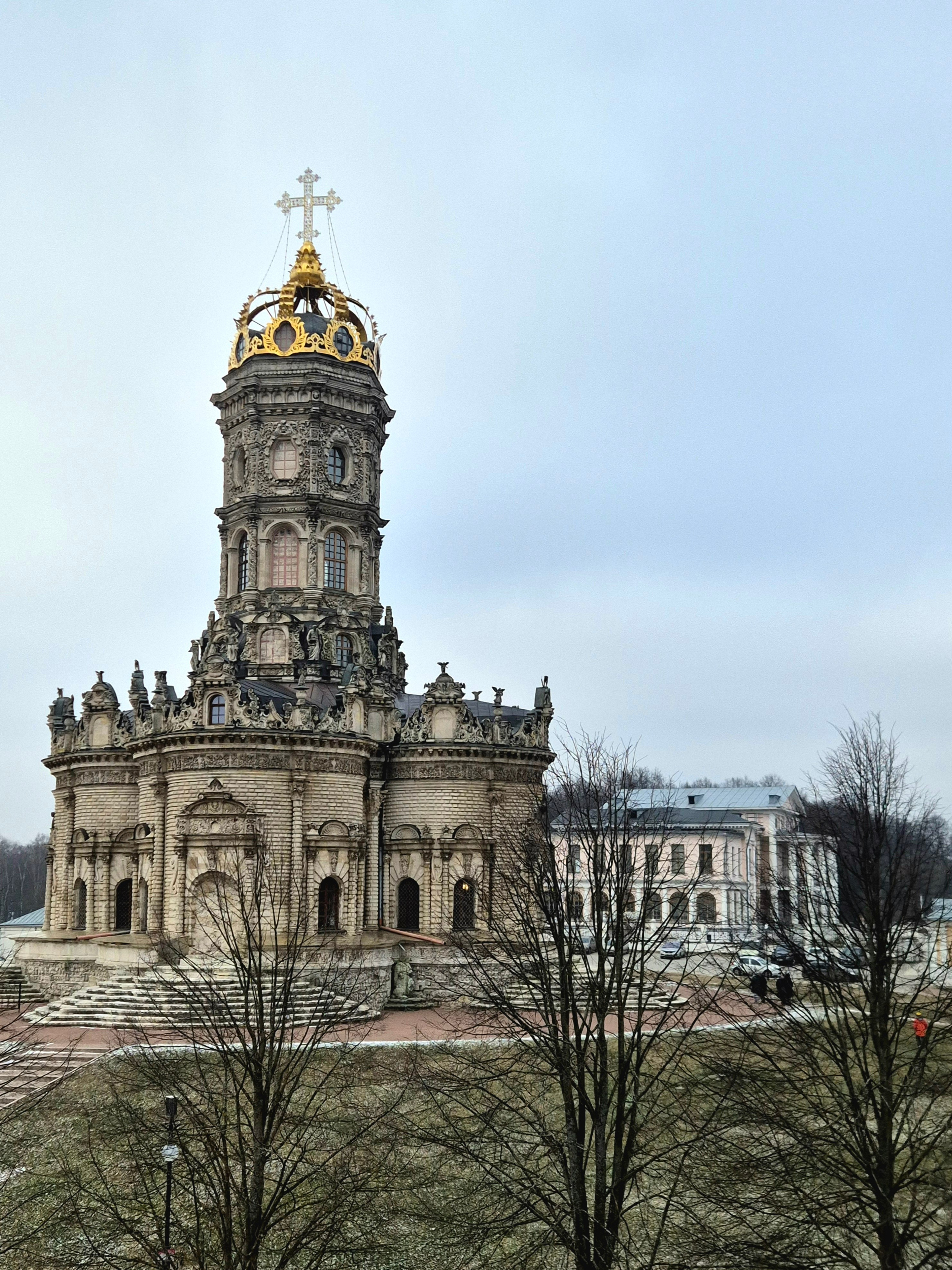 Церковь построена в барочном стиле, строительство завершилось в 1699 г. Точное имя архитектора не известно, но есть версия в шведских корнях церкви