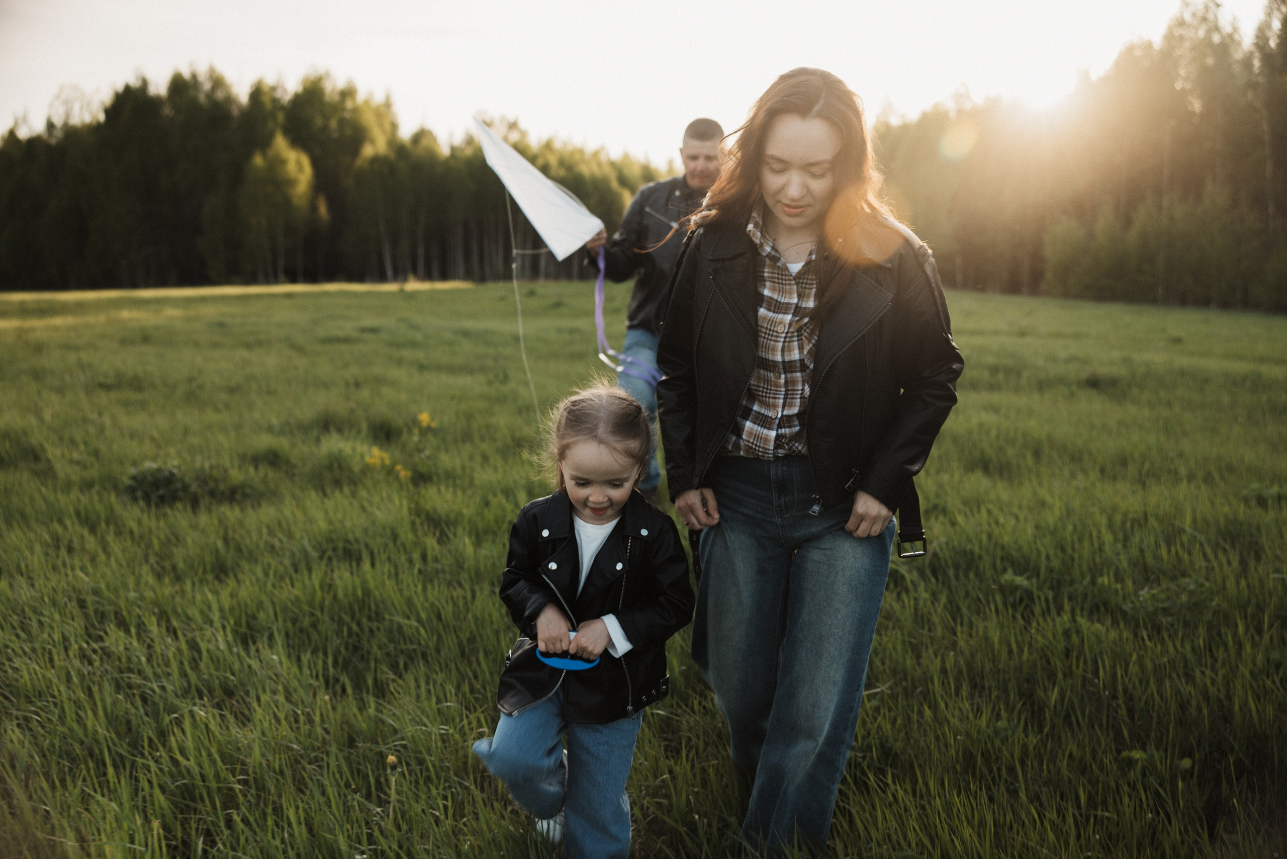 Семейная съёмка с ребенком и воздушным змеем