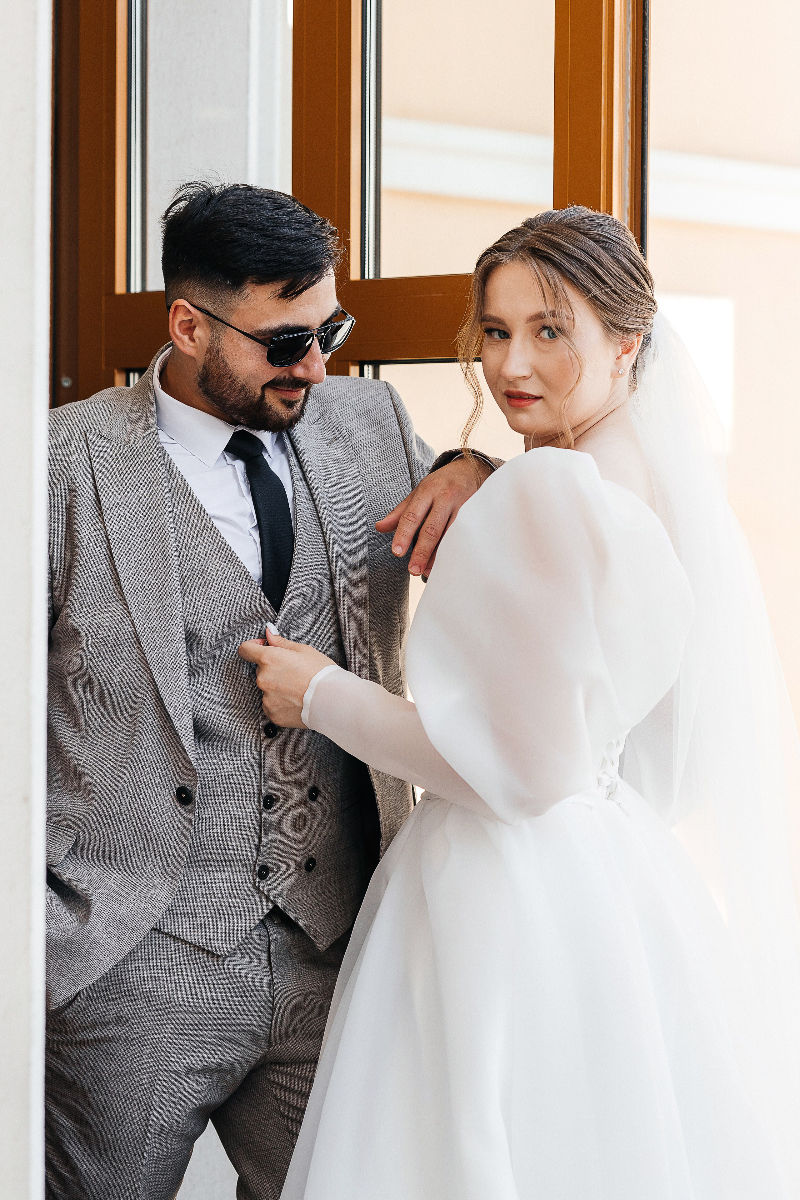 Свадебная фотосессия пары в номере отеля. Олег Сверчков | Свадебный фотограф Вологда