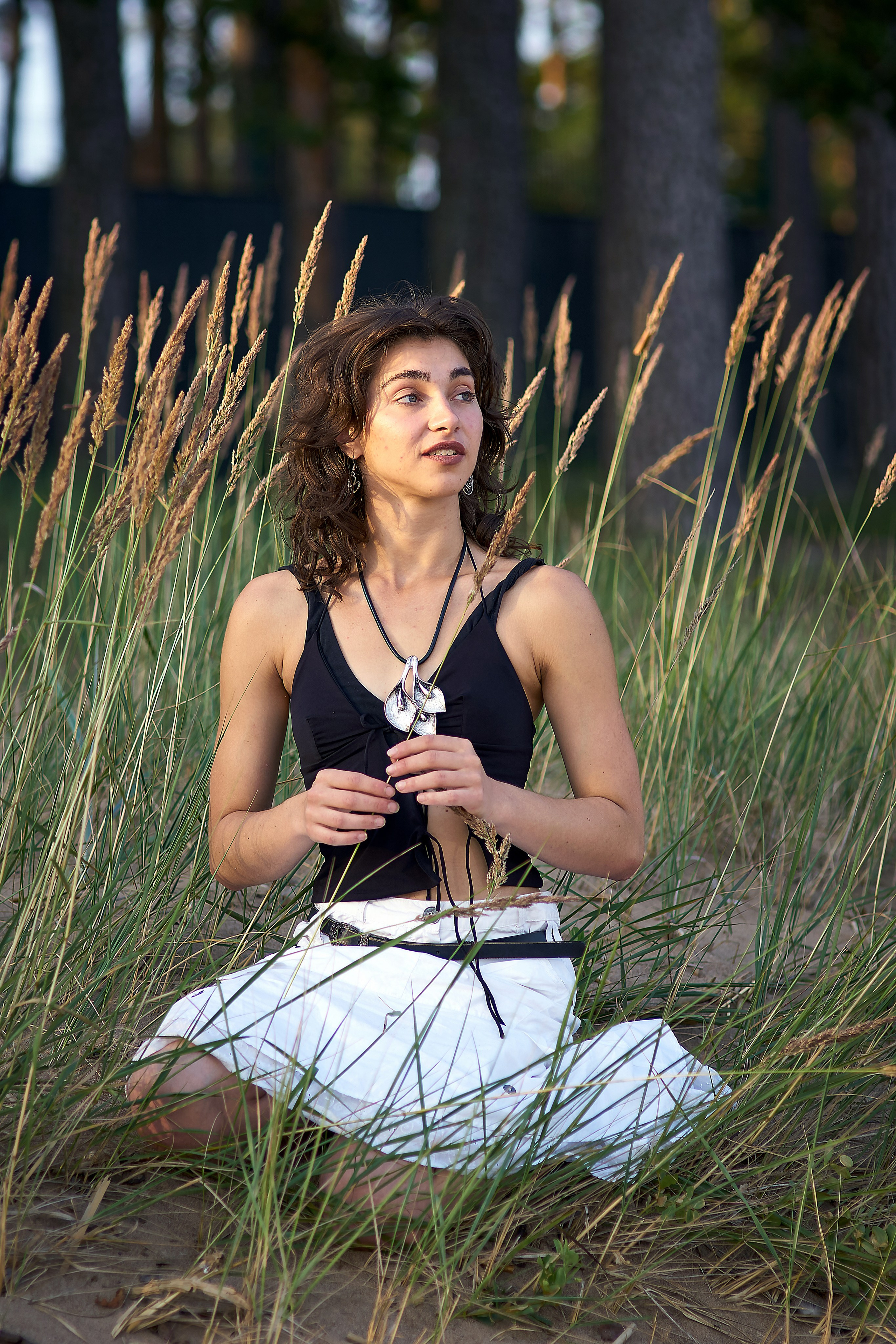 девушка на берегу закат