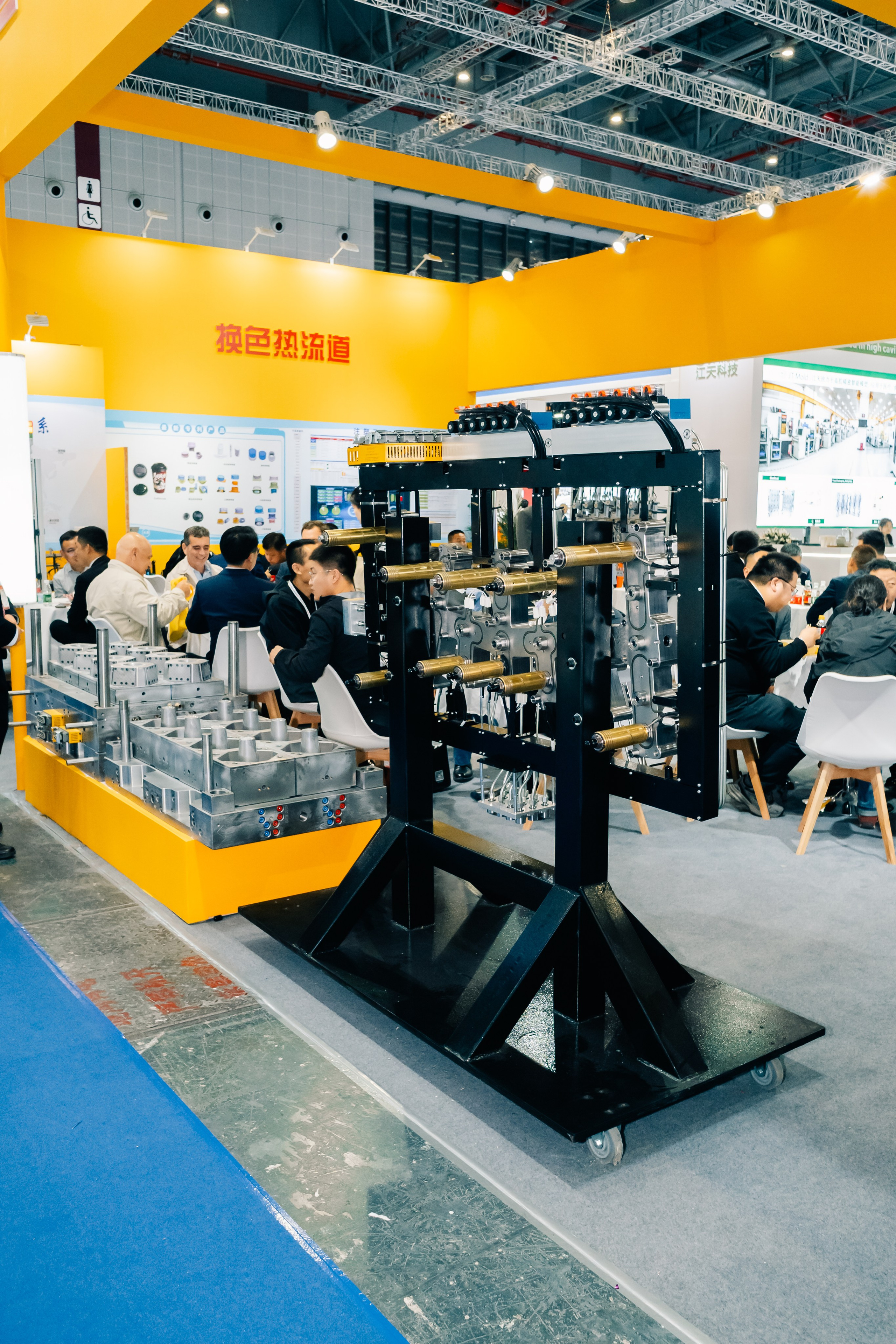 Фото и видеосъемка на выставке CHINAPLAS в Шанхае | Компания VZLP | Фотограф в Шанхае