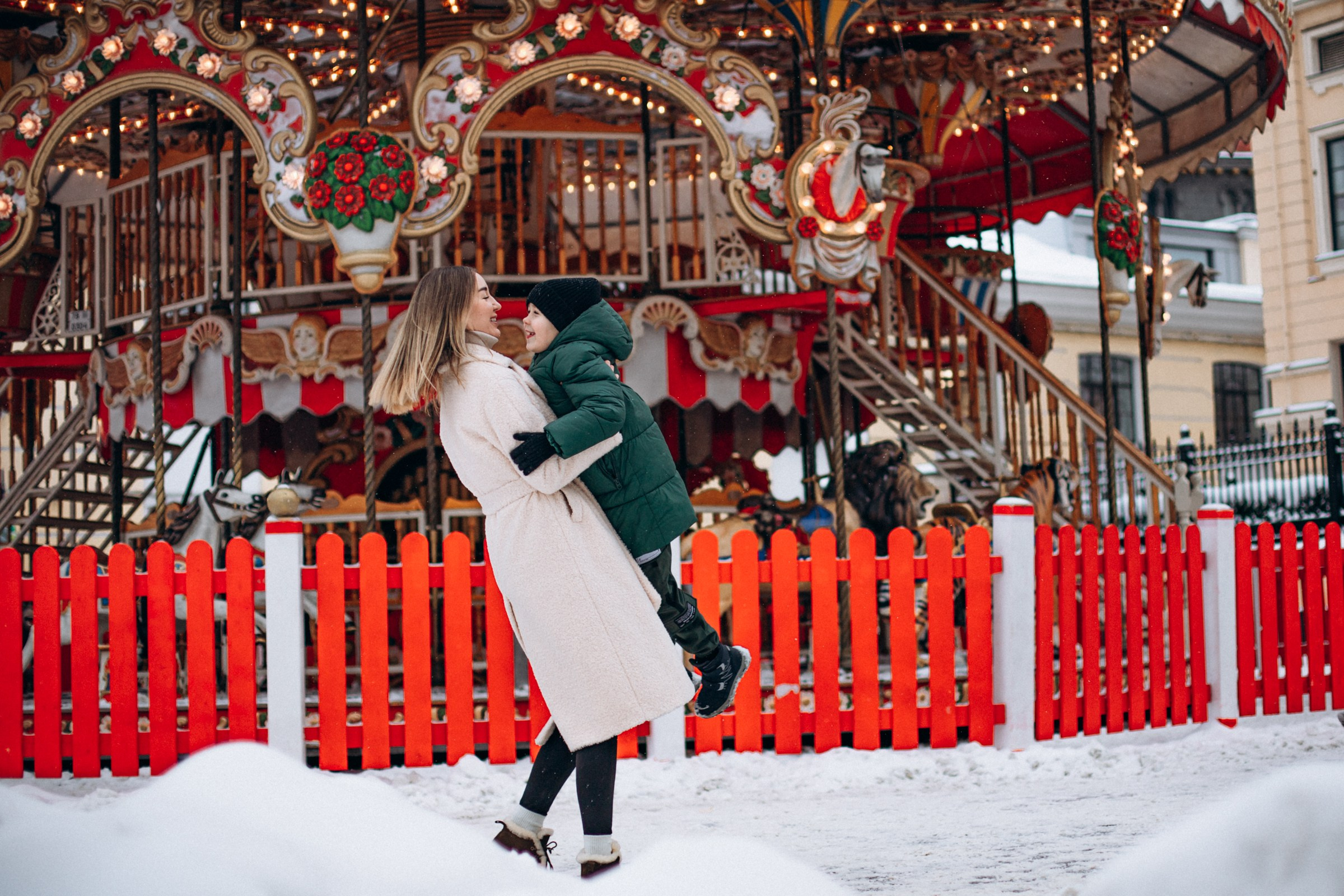 Оксана с сыном в декабре. Фотопрогулка в Петербурге. Индивидуальный и семейный фотограф в Санкт-Петербурге