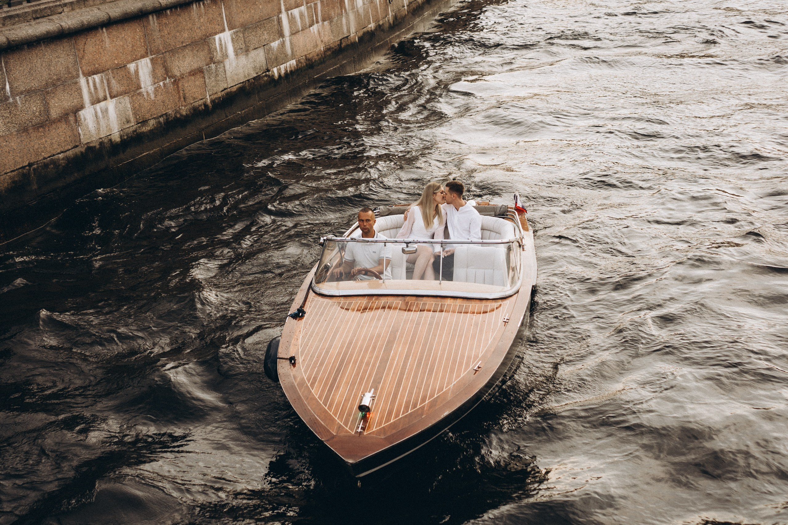 СВАДЕНБНАЯ СЬЕМКА НА КАТЕРЕ ПО КАНАЛАМ САНКТ-ПЕТЕРБУРГА И В АКВАТОРИИ НЕВЫ. Профессиональный фотограф, Санкт-Петербург — Виктория Богомолова