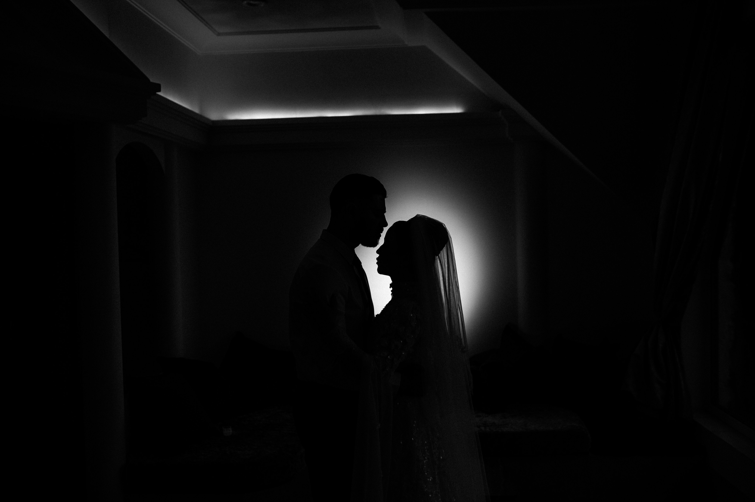 Черно-белая свадебная фотография пары