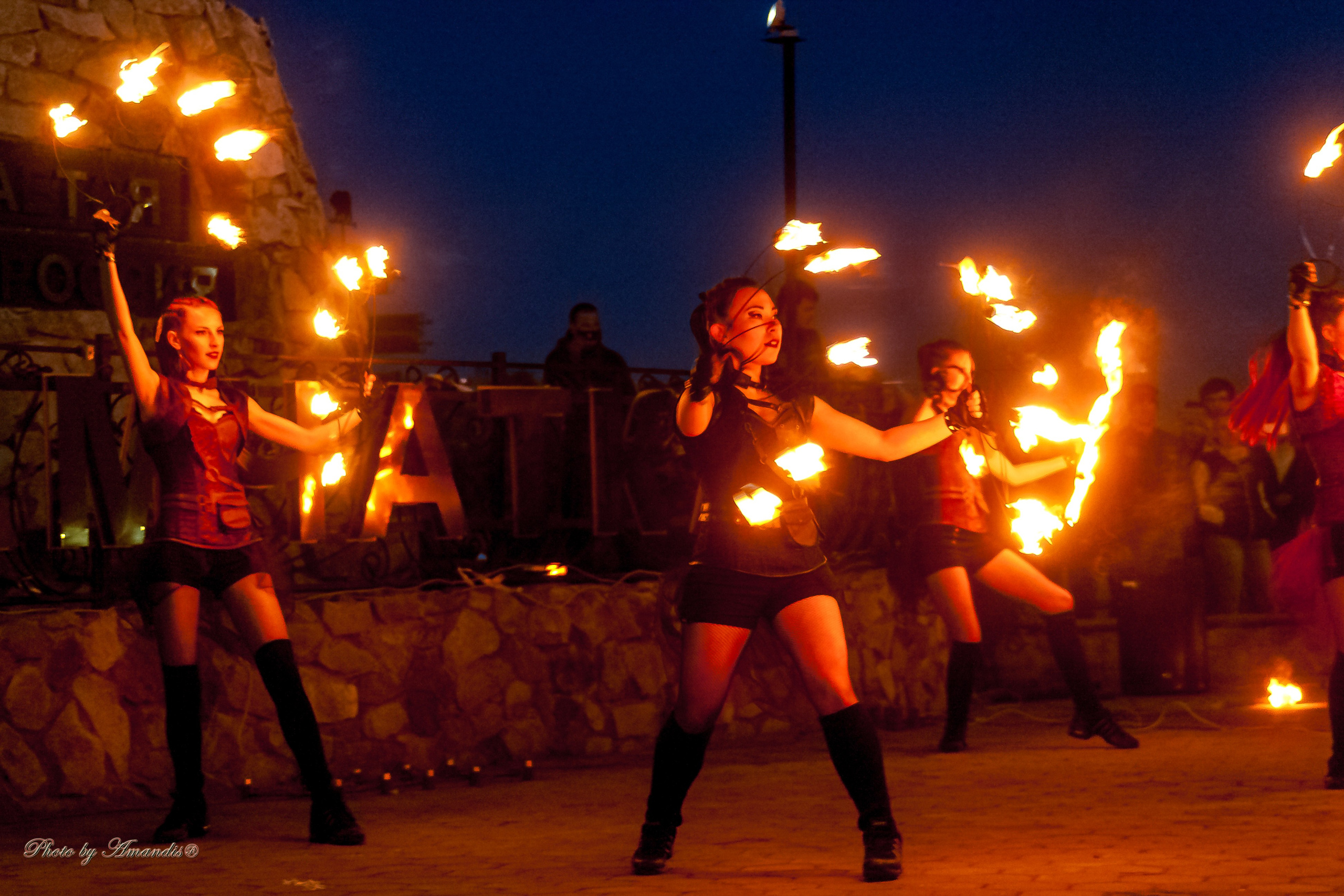 Огненное шоу у памятника «Здесь начинается Россия». Камчатка. Май 2017. Репортажная съемка в Москве и области. Анималистика