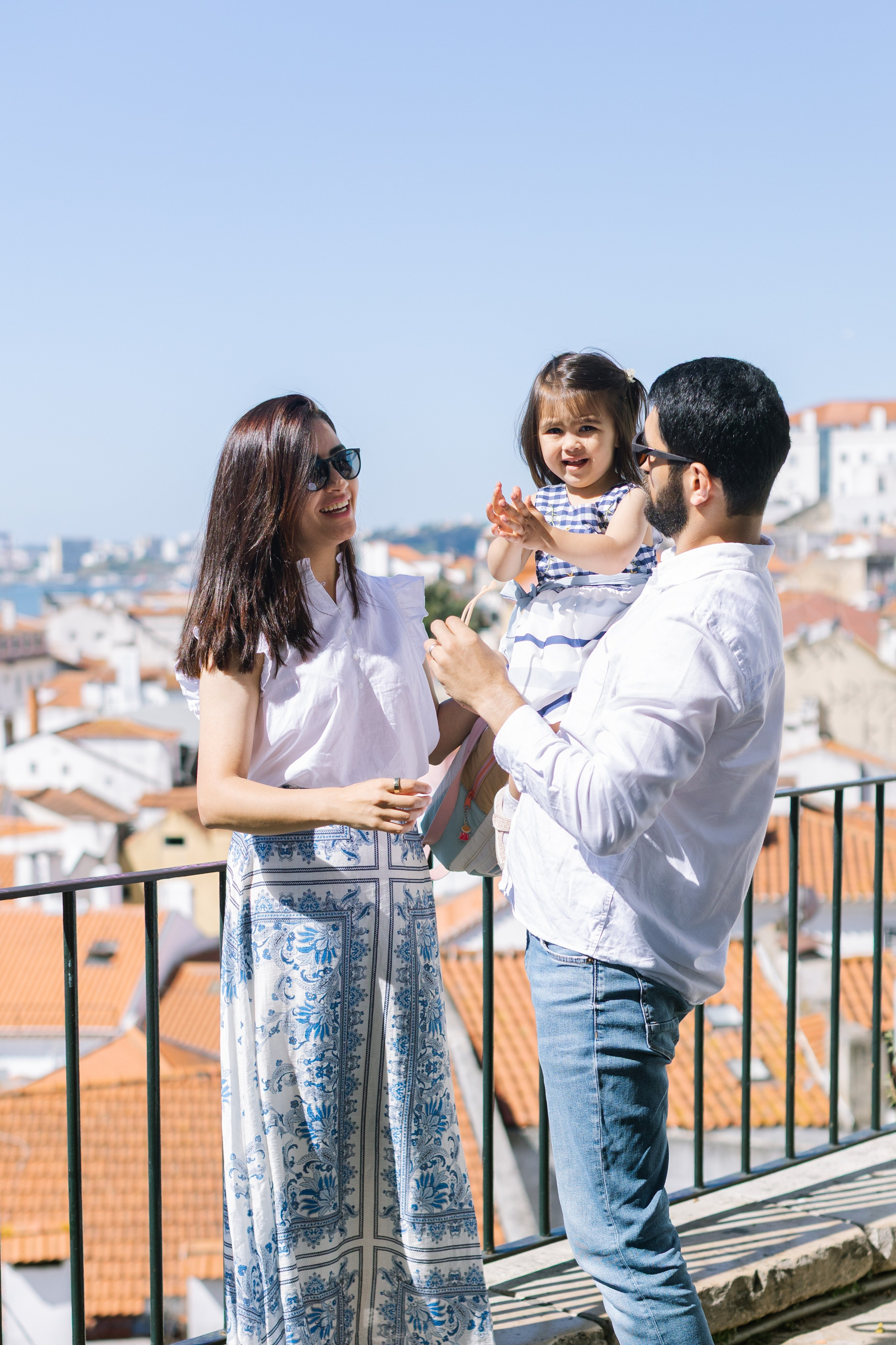 Family photo shoot on the streets of alfama. Свадебный и женский фотограф в Лиссабоне Яковлева Ольга