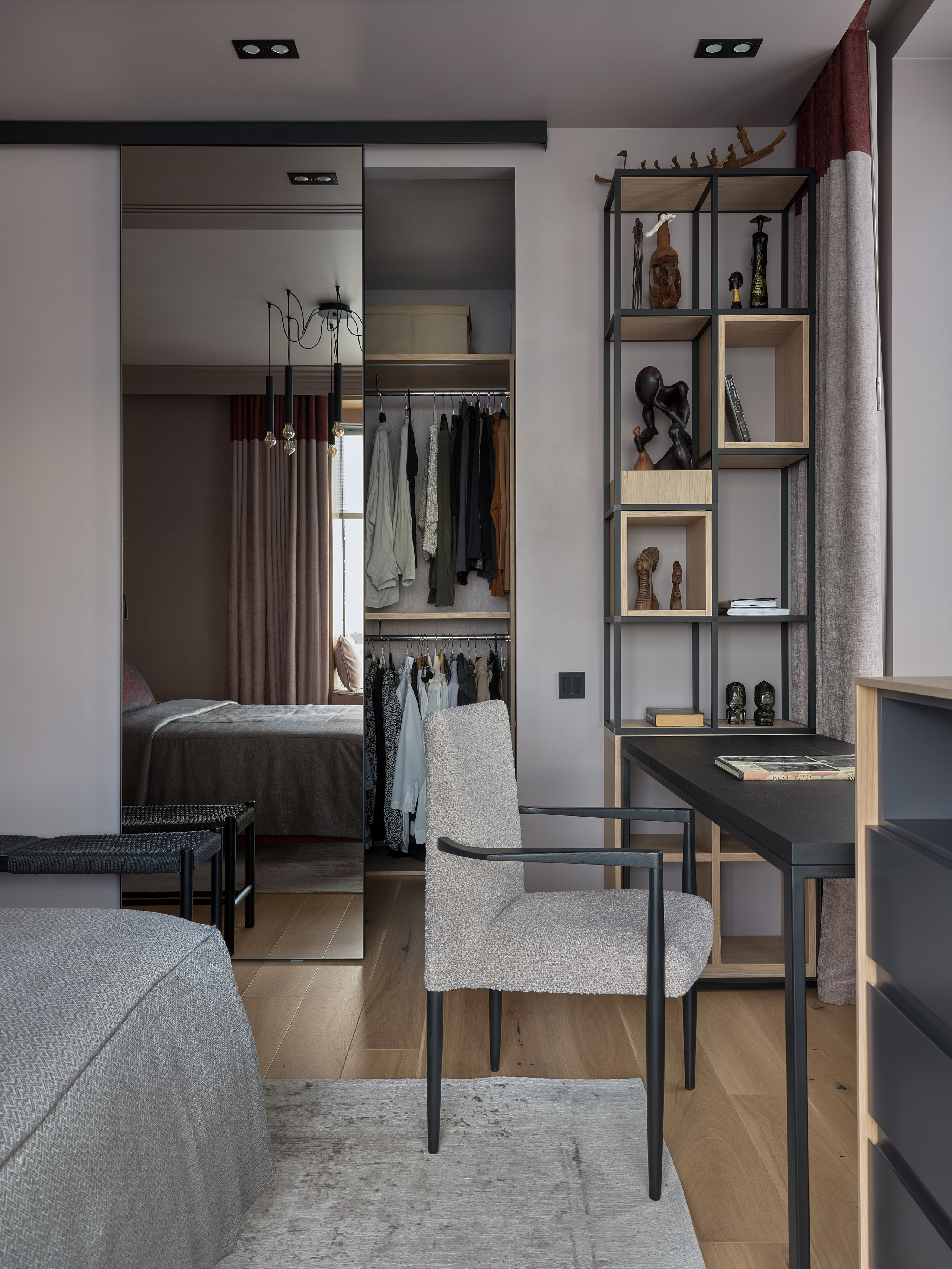 Светлое дерево и фиолетовые акценты. Фотограф Наталья Вершинина