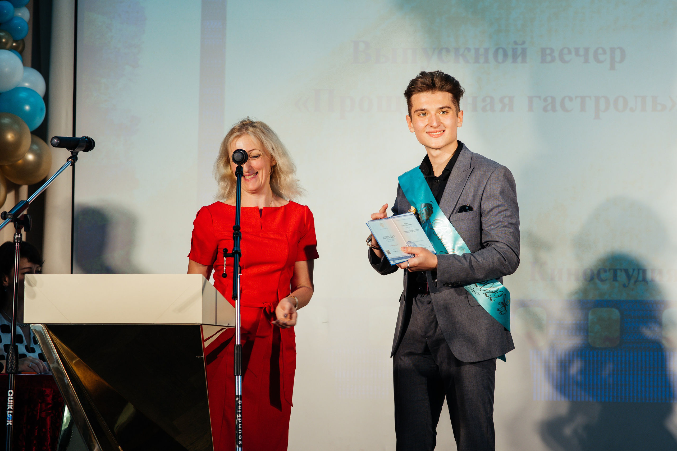 Вручение аттестатов. Выпускные альбомы в Подольске Москве и МО