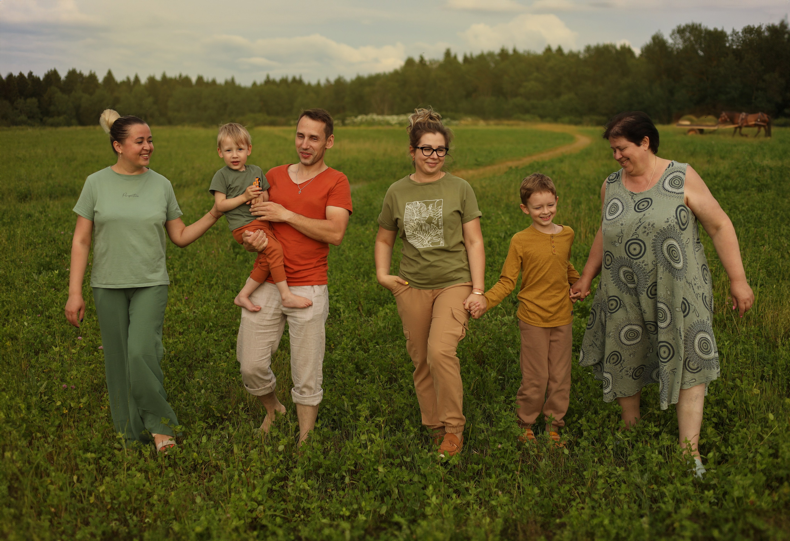 семейная фотосессия большая семья идут смеются радуются 