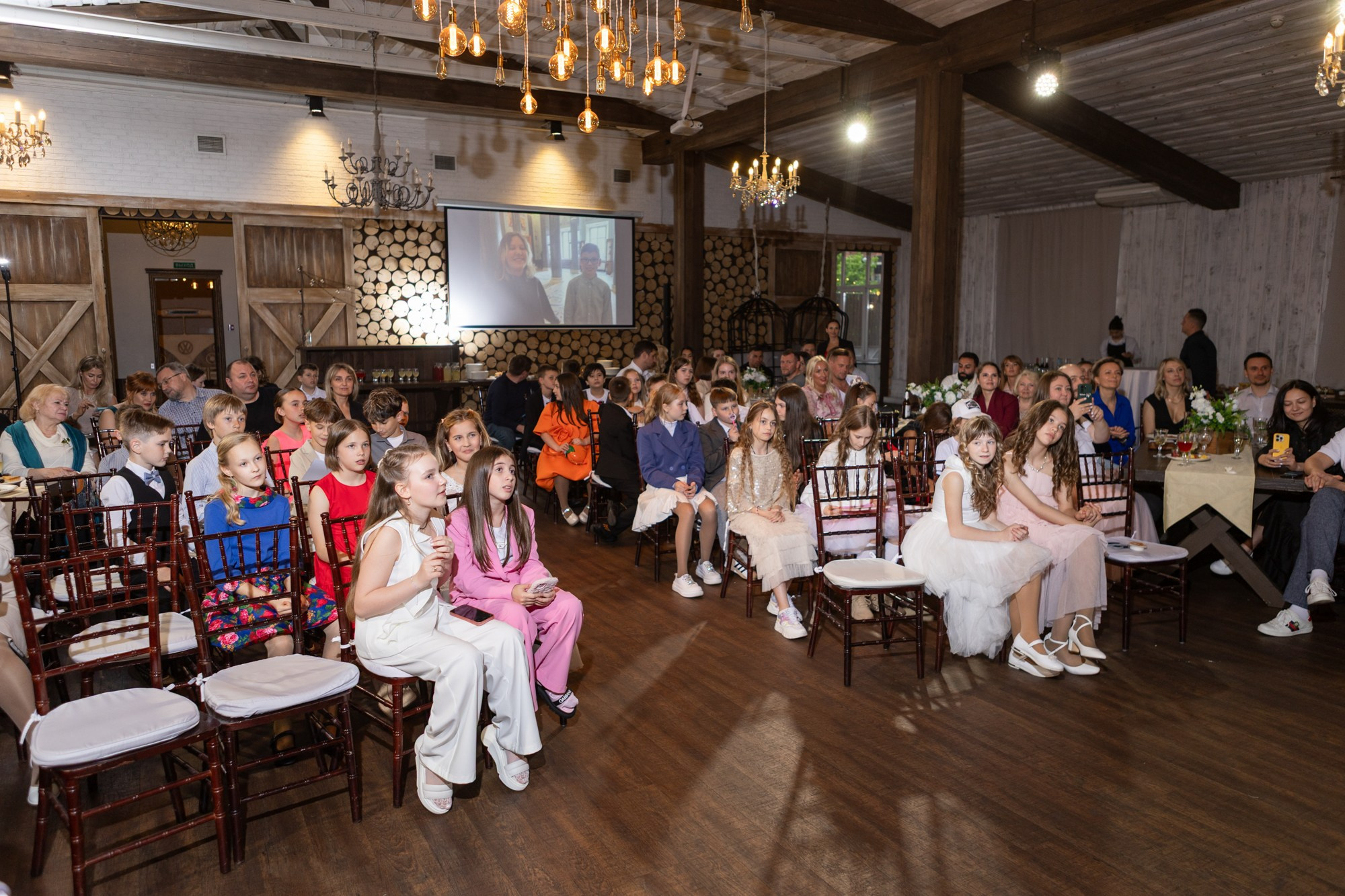 Яркая фотосессия для выпускного 4 класса в ресторане Весенний лофт. Семейный и детский фотограф в СПБ, Пушкин, Колпино, Славянка, Тосно