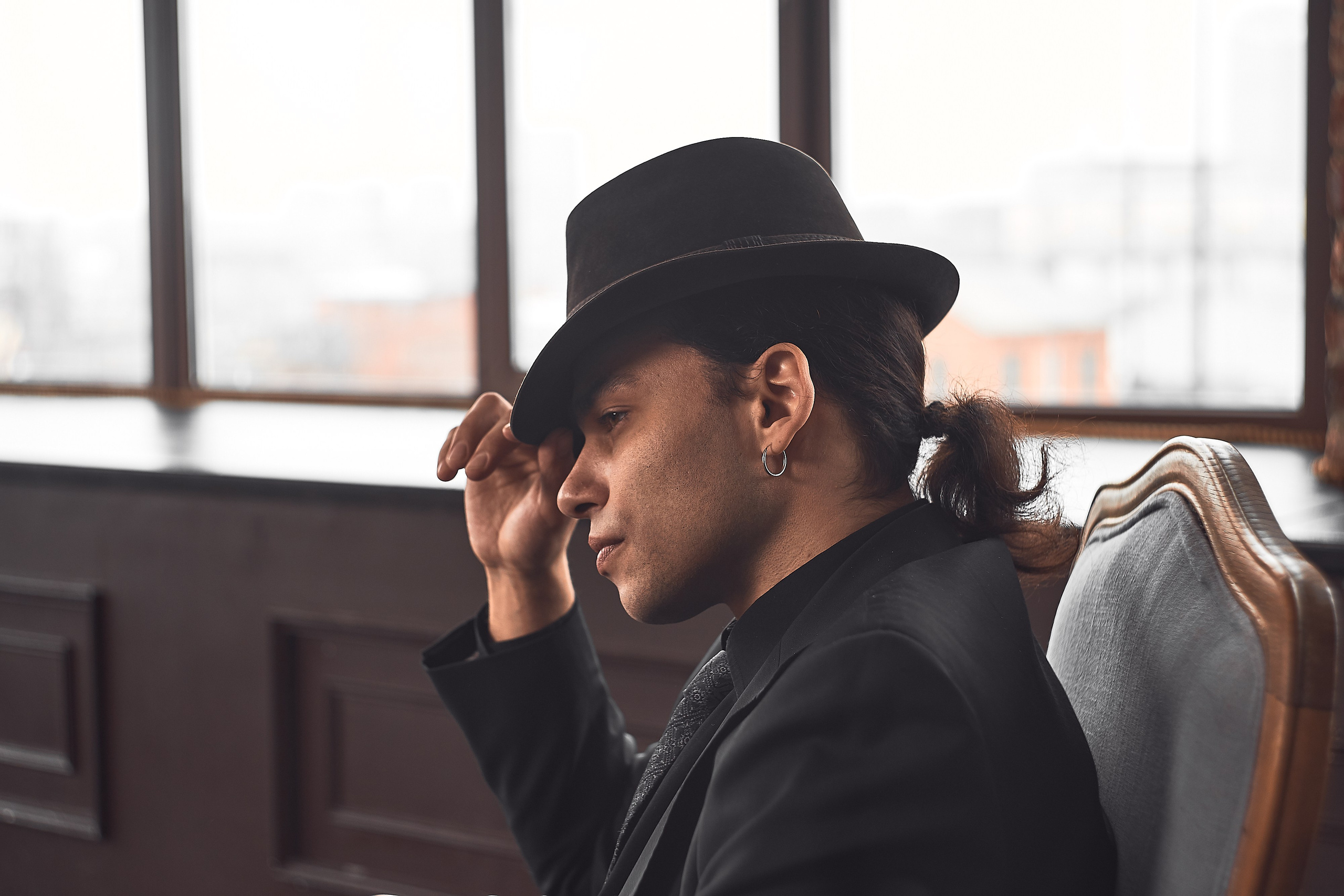 Актёр кино, артист мюзиклов, ведущий мероприятий, ведущий свадеб, дед Мороз — всё это Святослав Ставцев