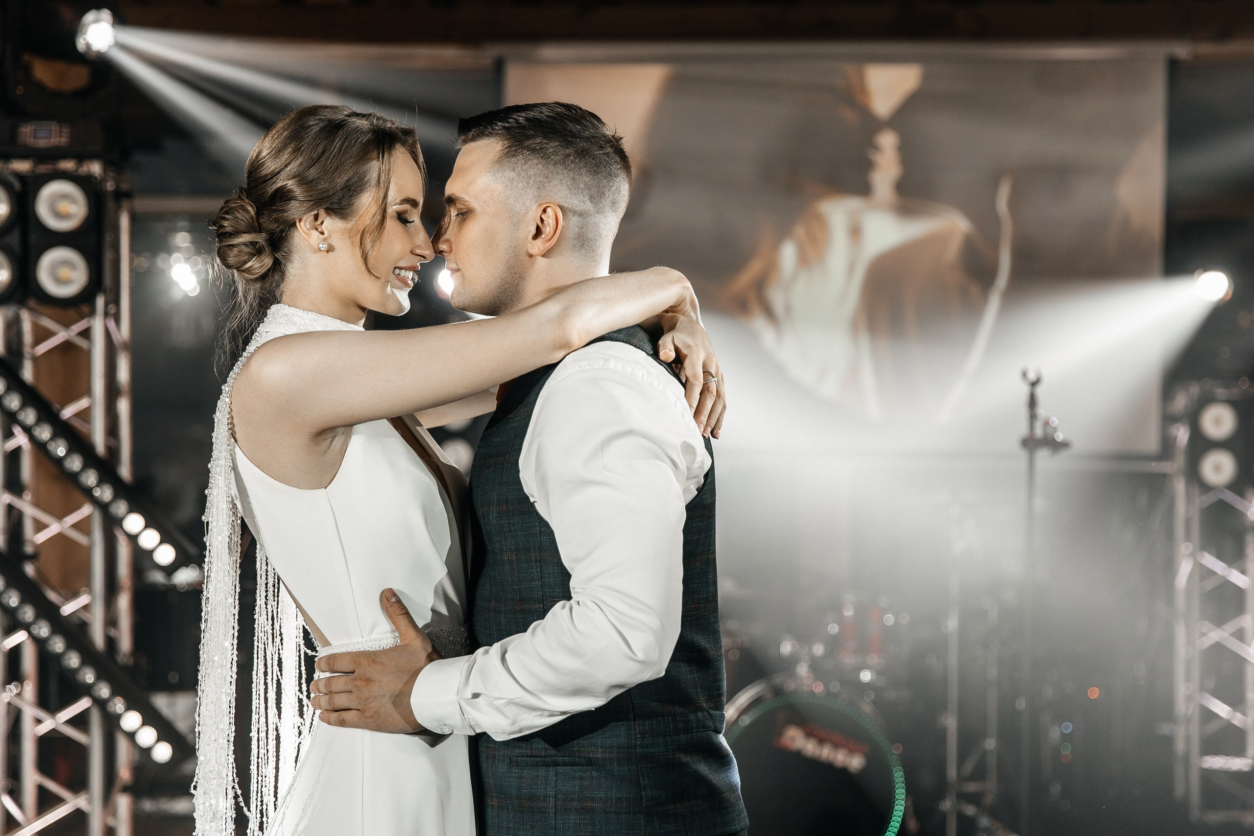 Здравствуйте! Я&nbsp;свадебный фотограф из&nbsp;Ульяновска, работаю в&nbsp;том числе по&nbsp;всей России и&nbsp;с&nbsp;выездом за&nbsp;границу. Снимаю свадьбы, lovestory, корпоративы, светский репортаж. Провожу обучение по&nbsp;фотографии, мастер-классы и&nbsp;воркшопы для других фотографов.