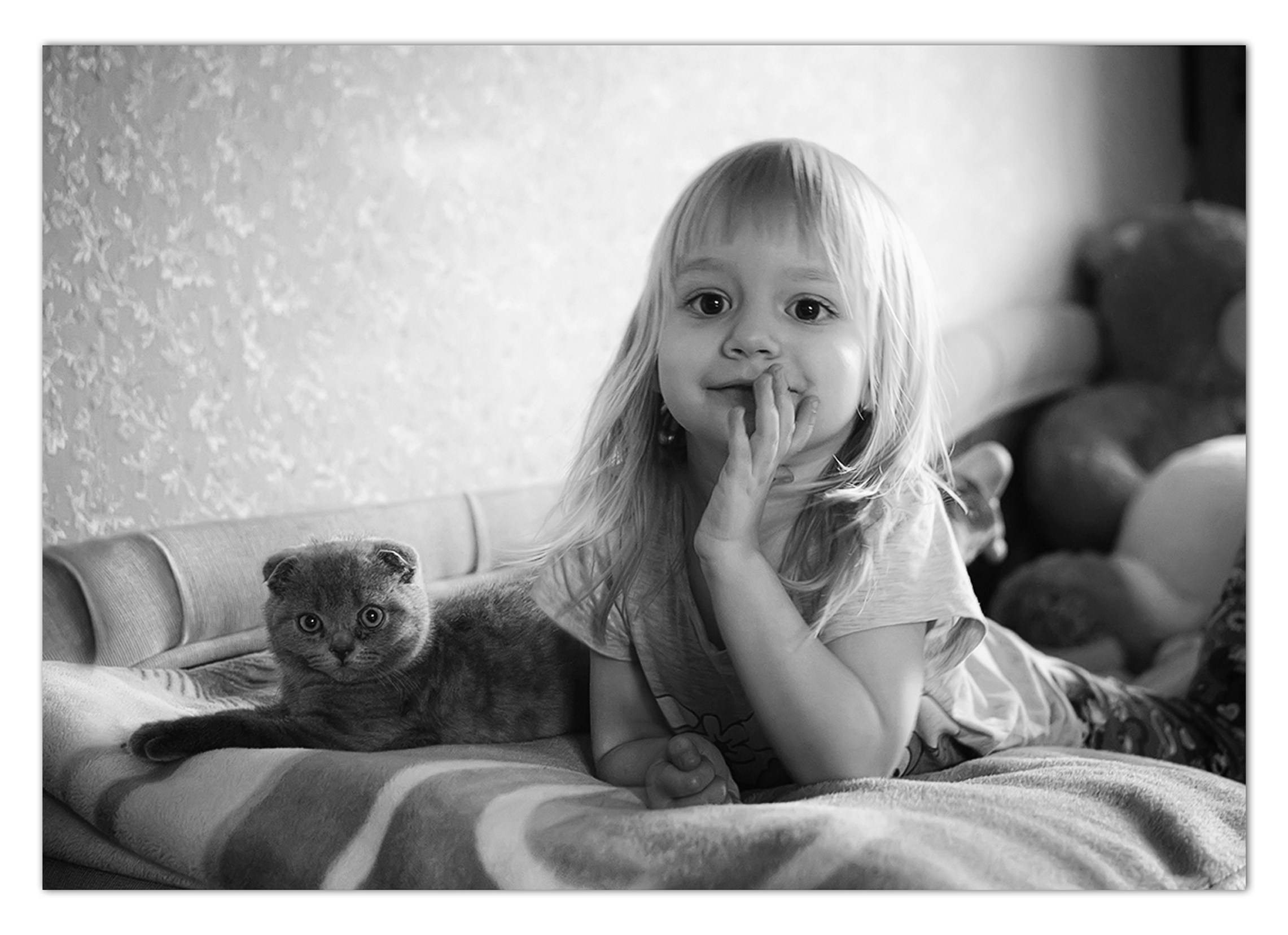 Фотограф Анна Шутова - девочка на кровати с котом, уютная домашняя атмосфера.
