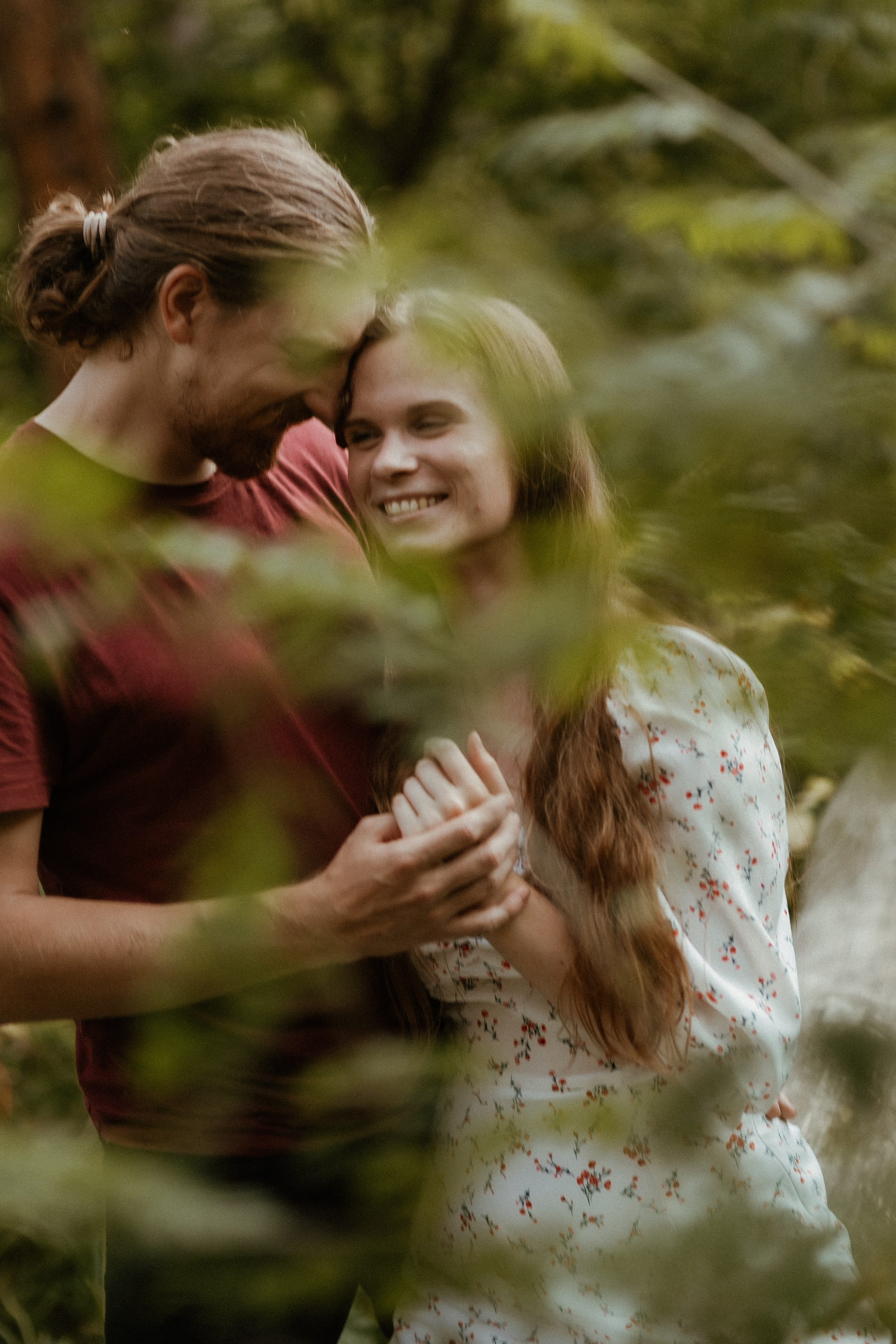 Атмосферная съемка Маши и Лёши в лесу наедине с природой. Свадебный и репортажный фотограф в Ярославле и Санкт-Петербурге Роман Микрюков