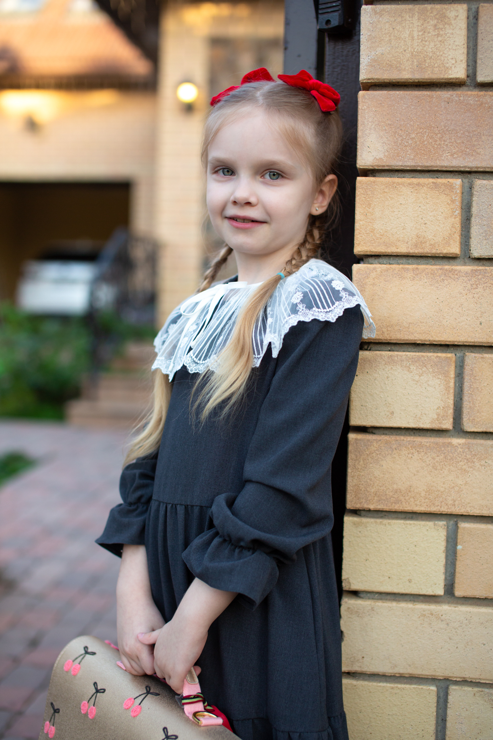 Маша идёт в школу. Фотограф в Оренбурге. Профессиональный фотограф