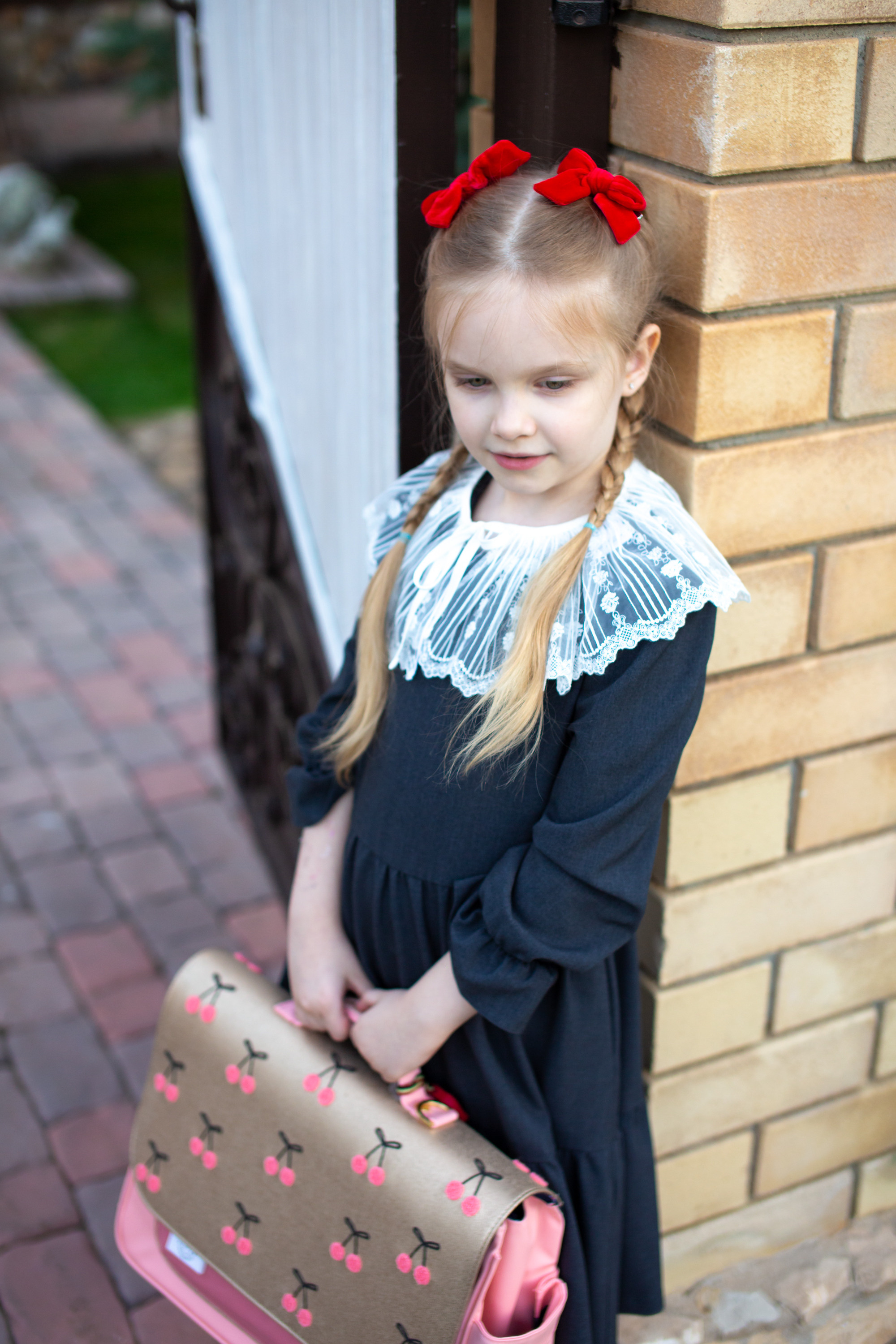 Маша идёт в школу. Фотограф в Оренбурге. Профессиональный фотограф