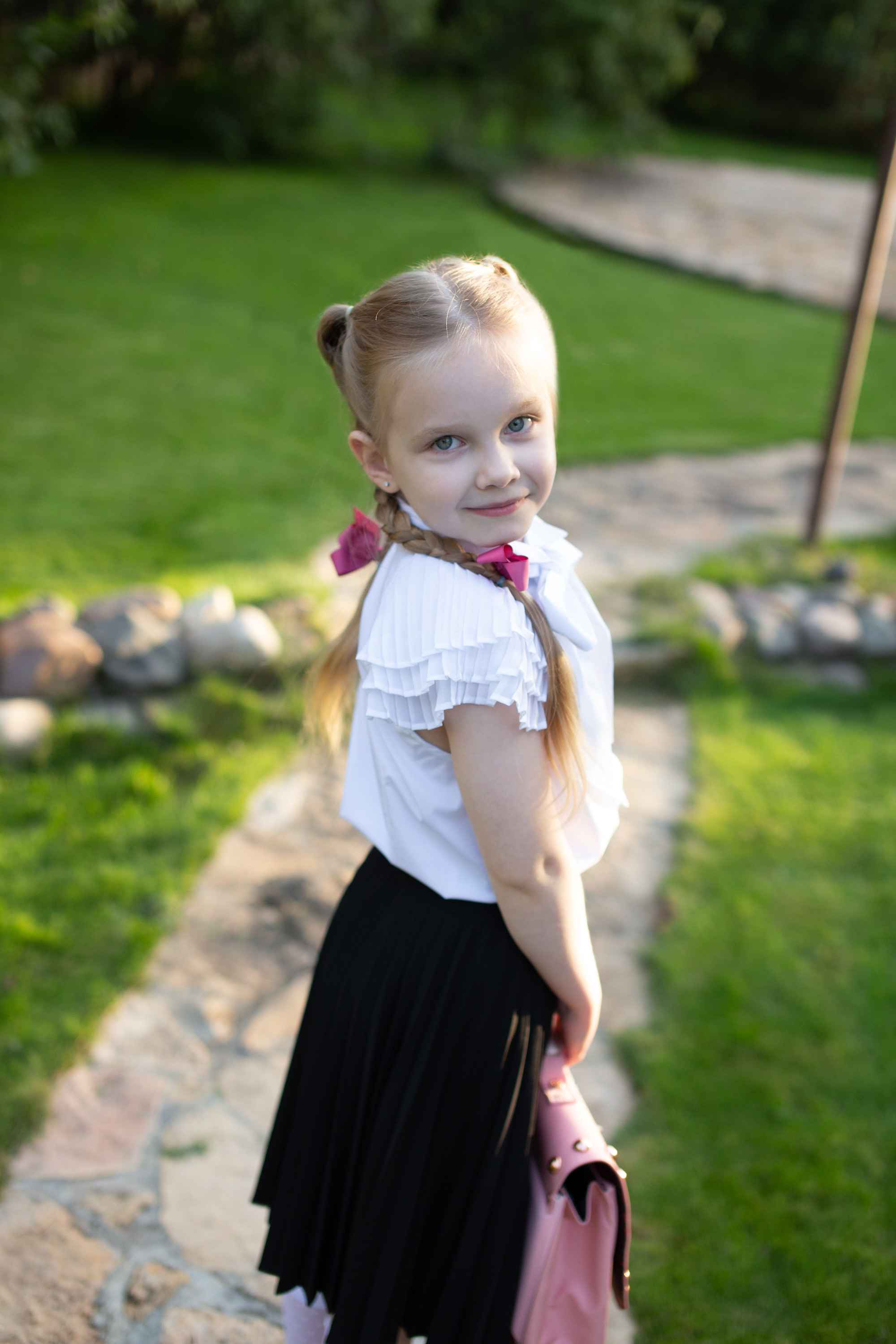 Маша идёт в школу. Фотограф в Оренбурге. Профессиональный фотограф