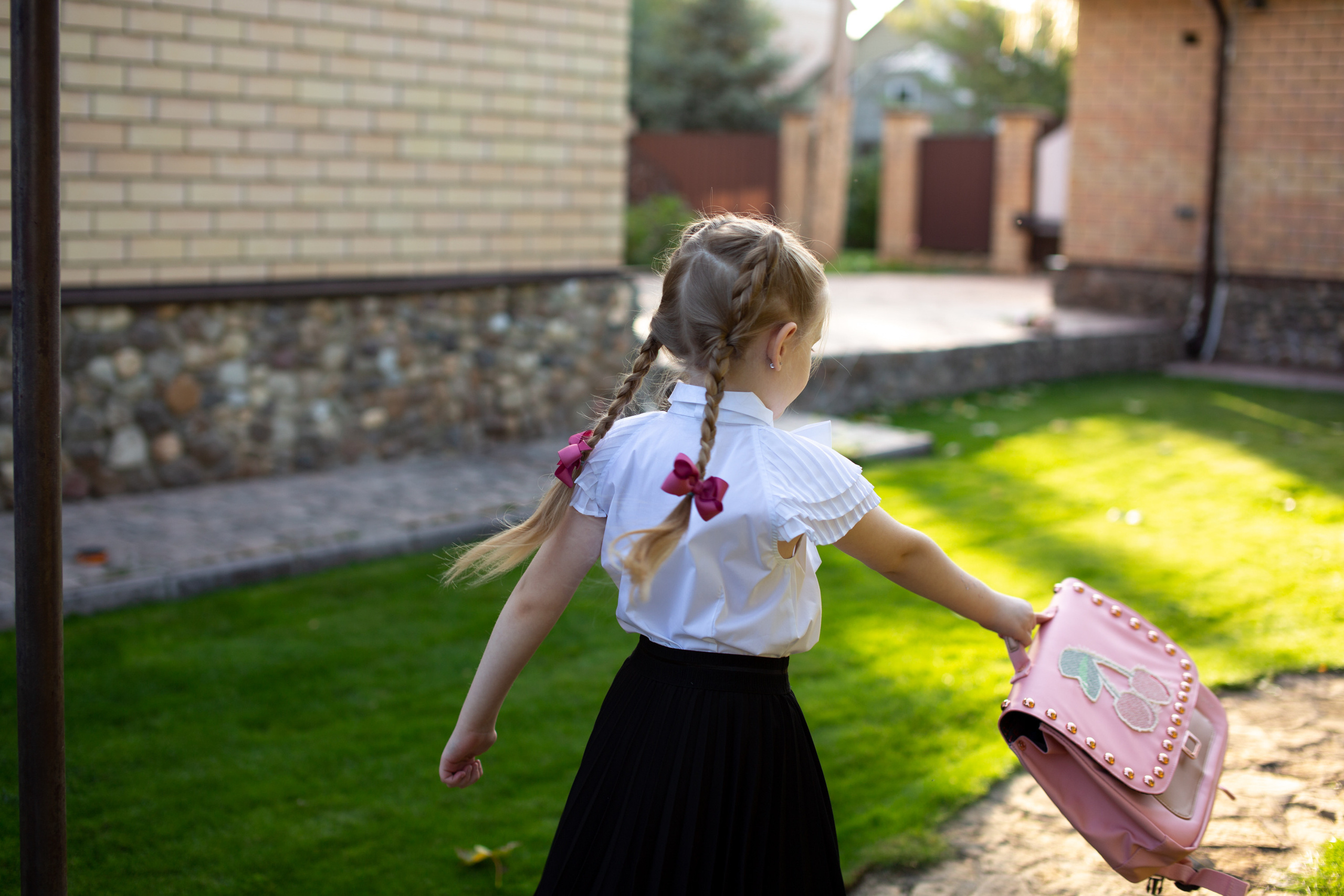 Маша идёт в школу. Фотограф в Оренбурге. Профессиональный фотограф