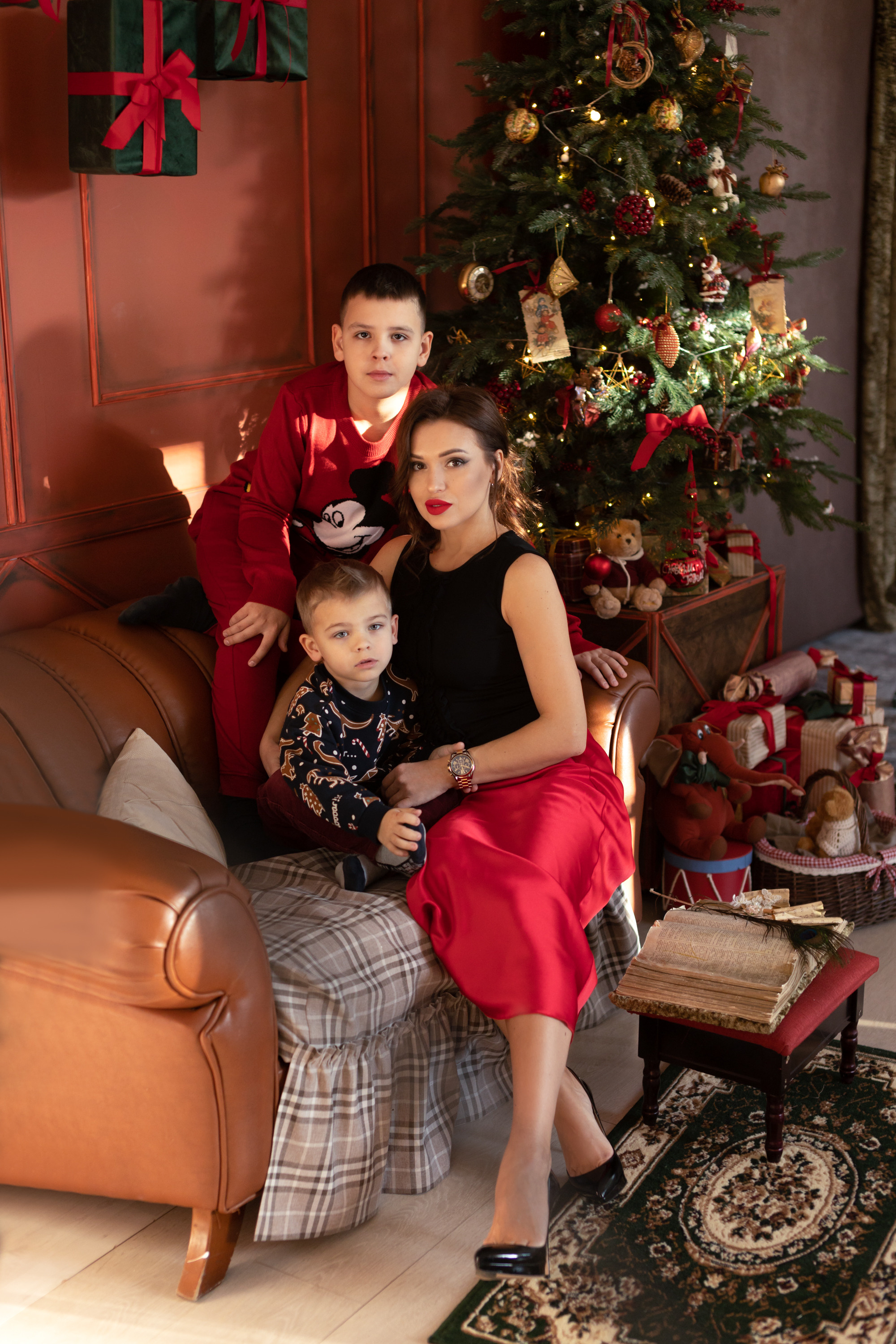 Семейная новогодняя фотосессия. Фотограф в Оренбурге. Профессиональный фотограф