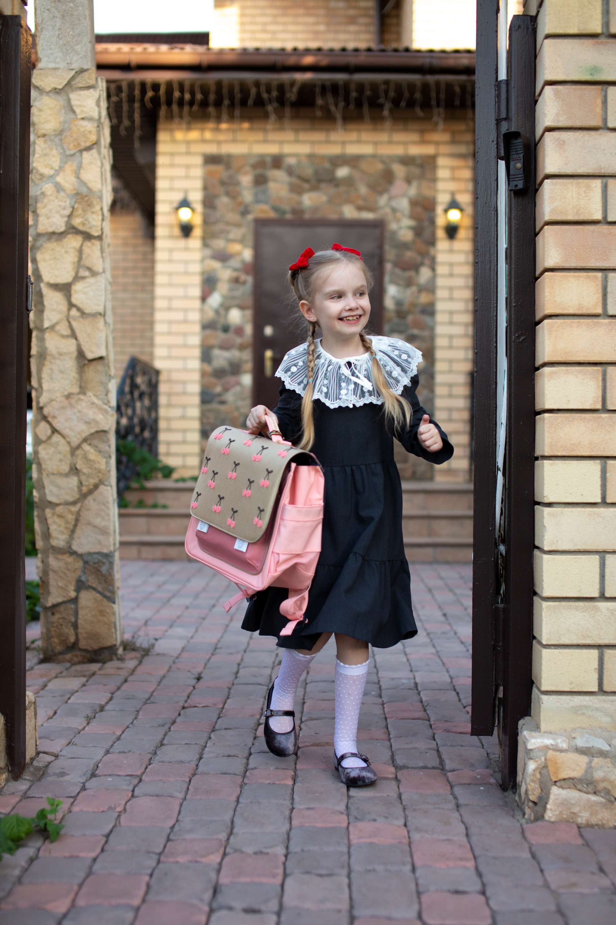 Маша идёт в школу. Фотограф в Оренбурге. Профессиональный фотограф
