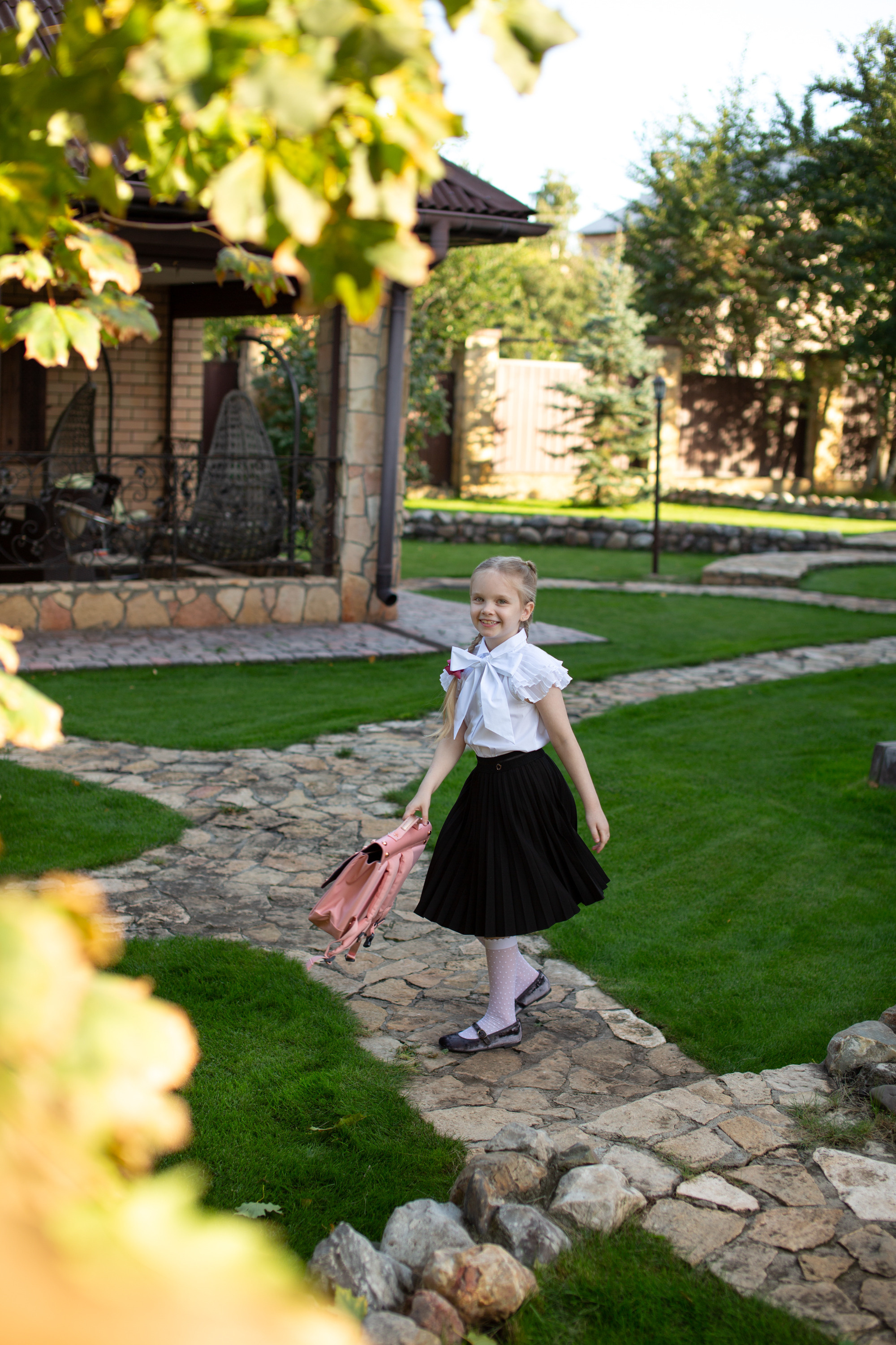 Маша идёт в школу. Фотограф в Оренбурге. Профессиональный фотограф