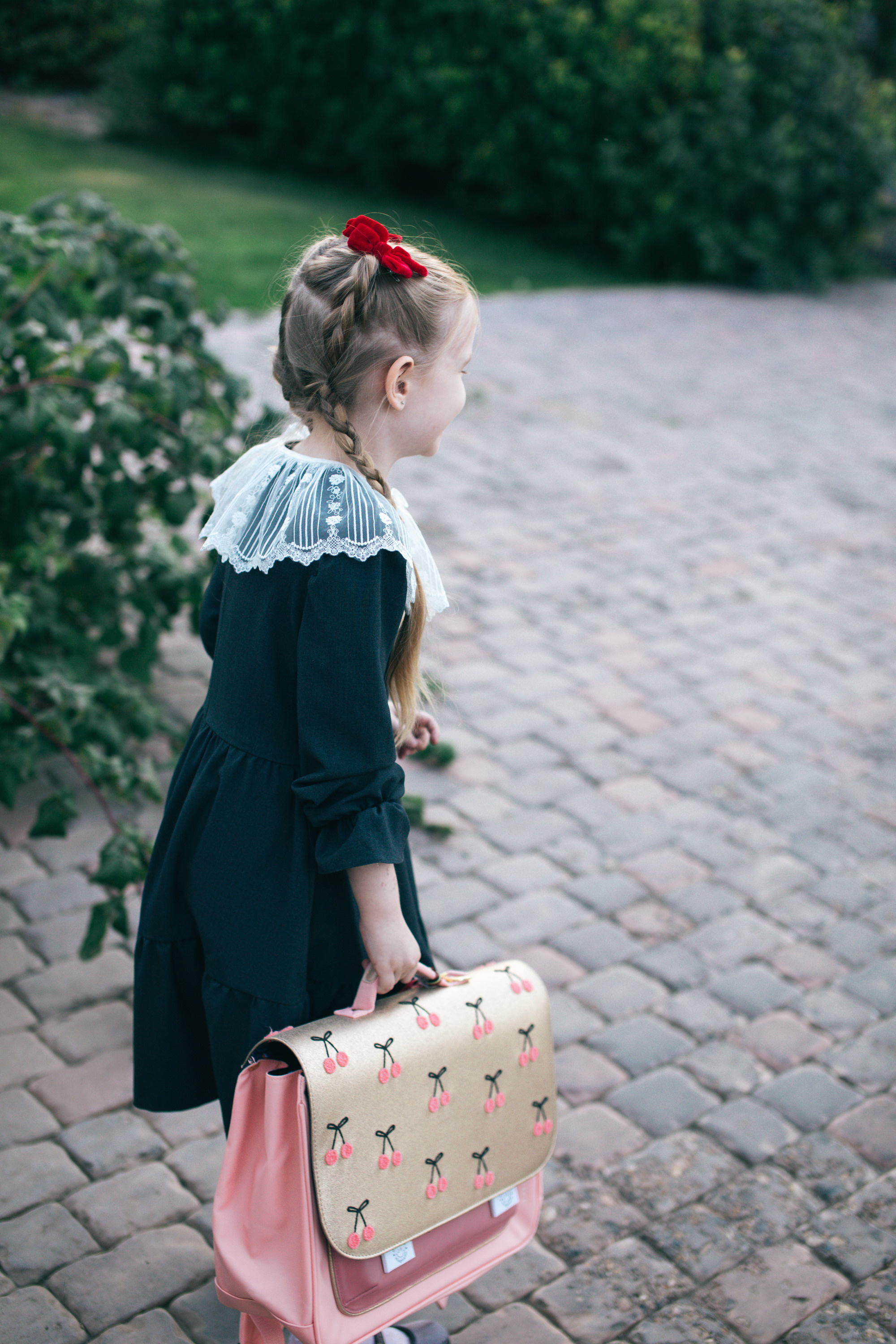 Маша идёт в школу. Фотограф в Оренбурге. Профессиональный фотограф