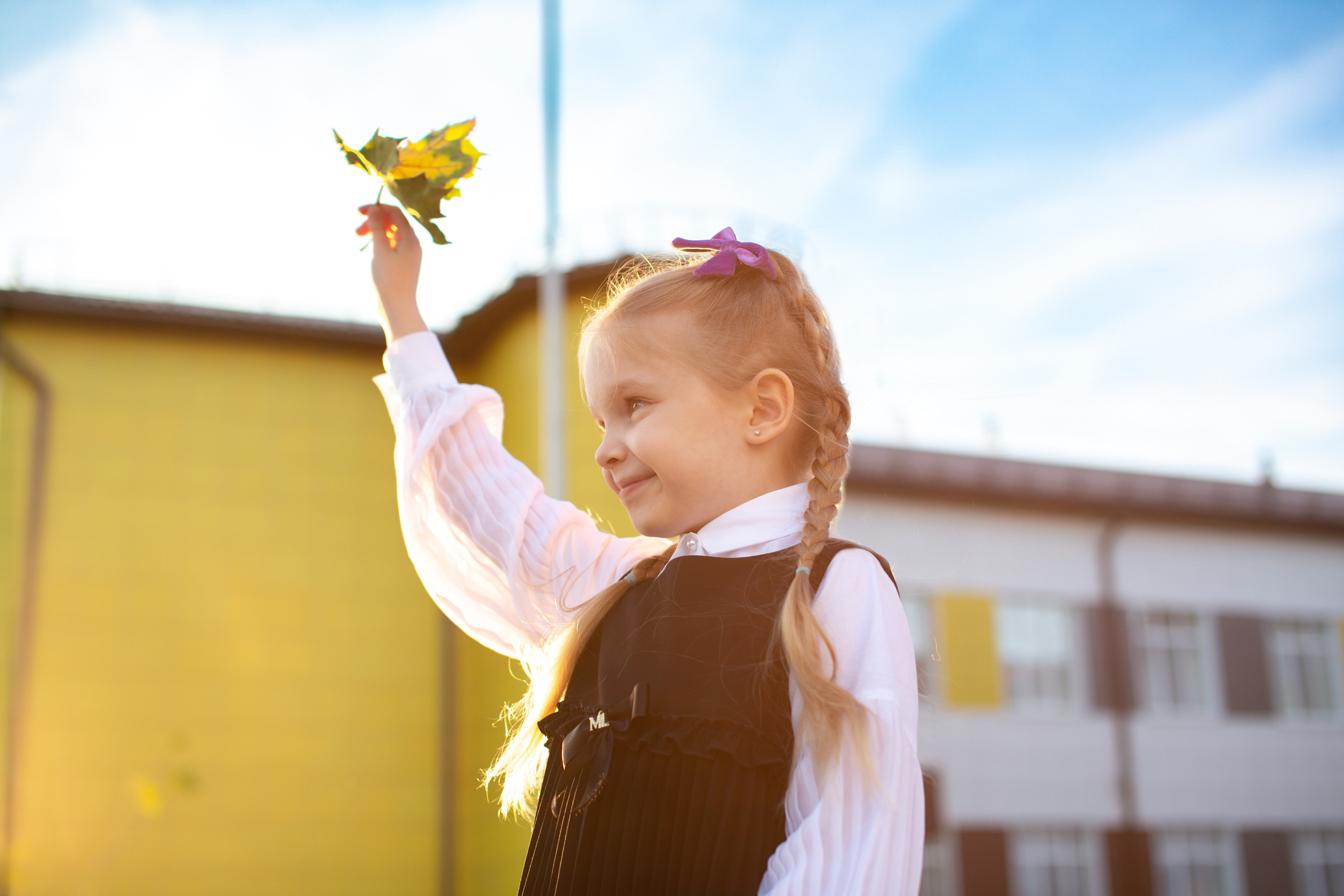 Маша идёт в школу. Фотограф в Оренбурге. Профессиональный фотограф
