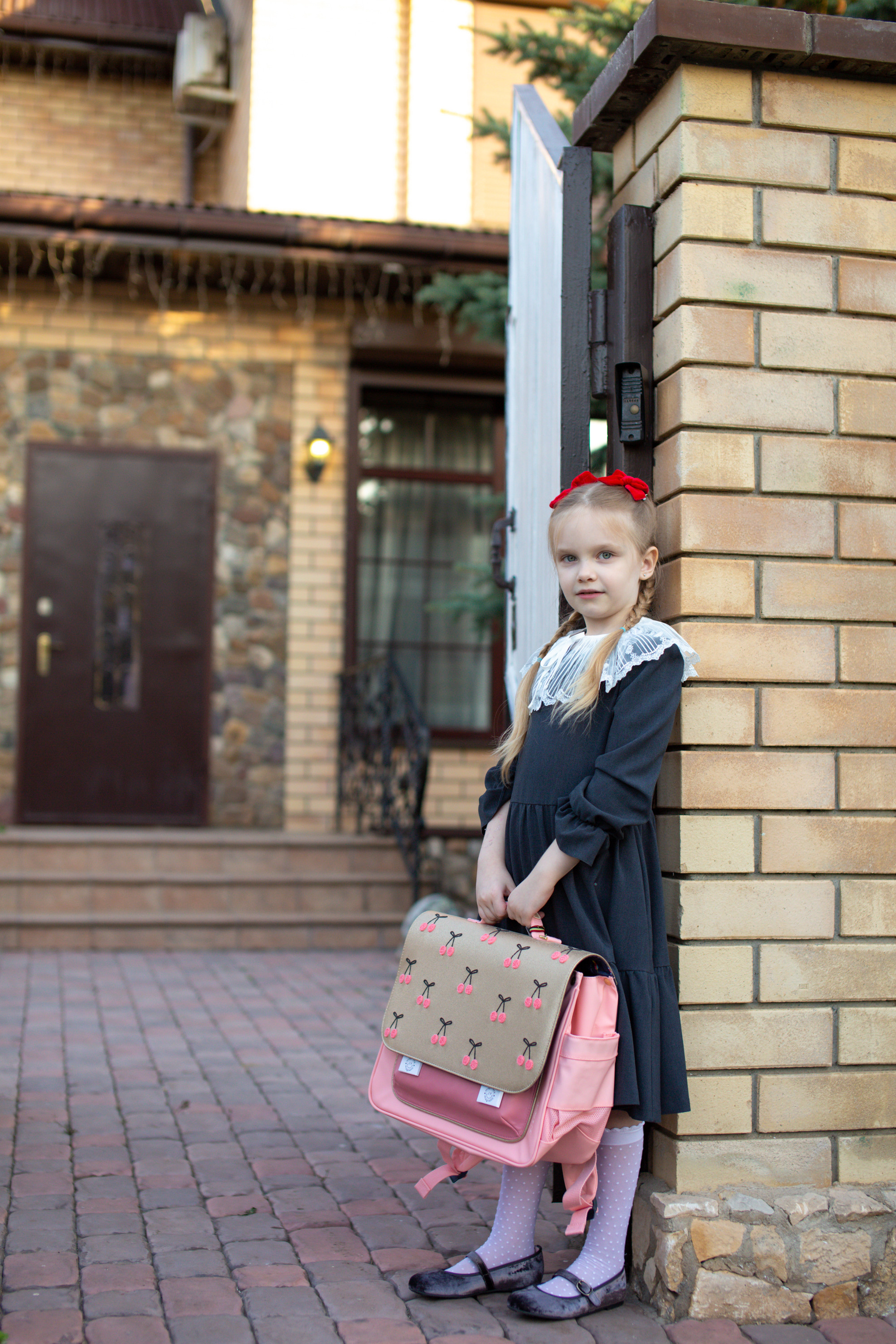 Маша идёт в школу. Фотограф в Оренбурге. Профессиональный фотограф