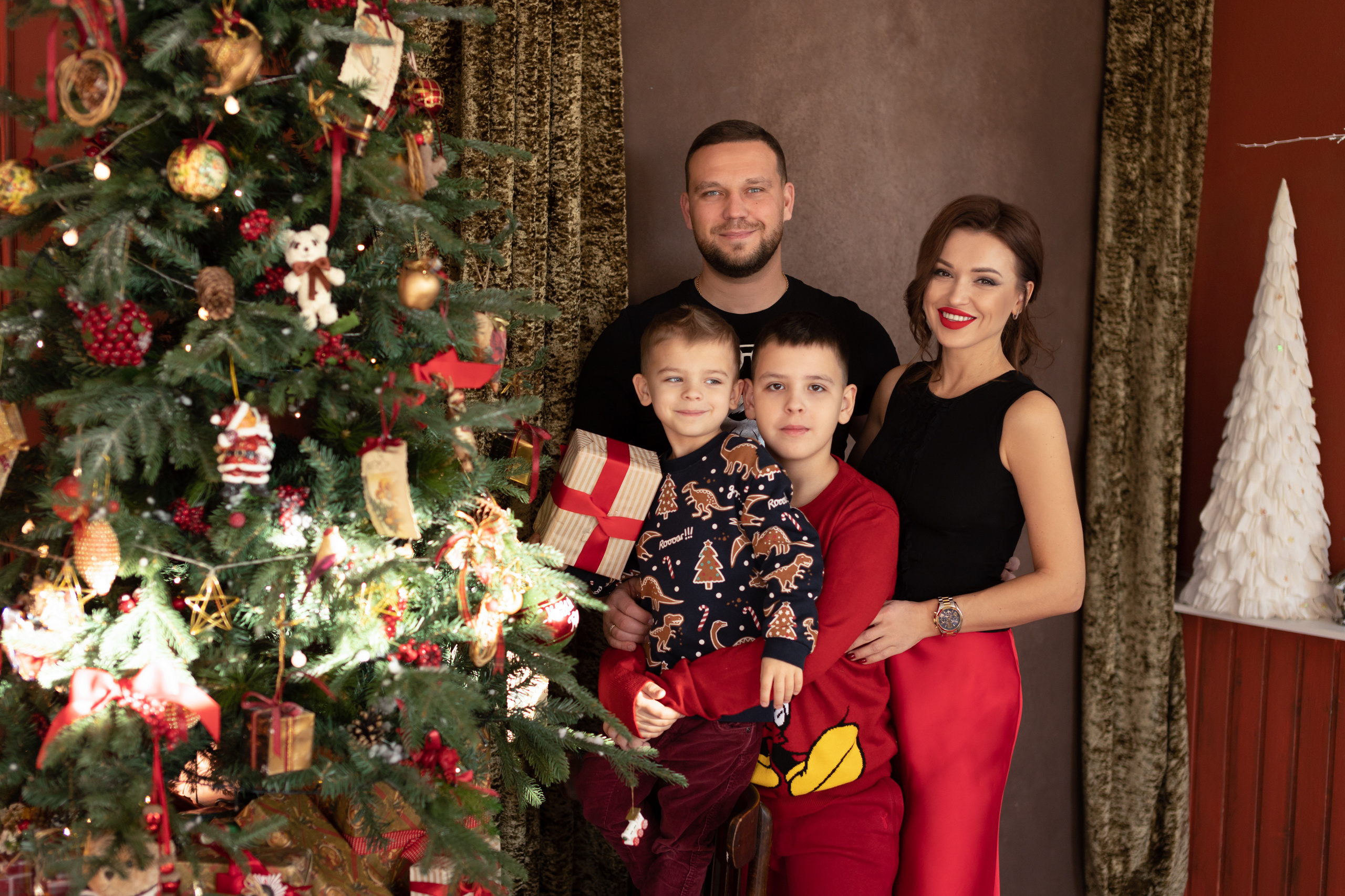 Семейная новогодняя фотосессия. Фотограф в Оренбурге. Профессиональный фотограф