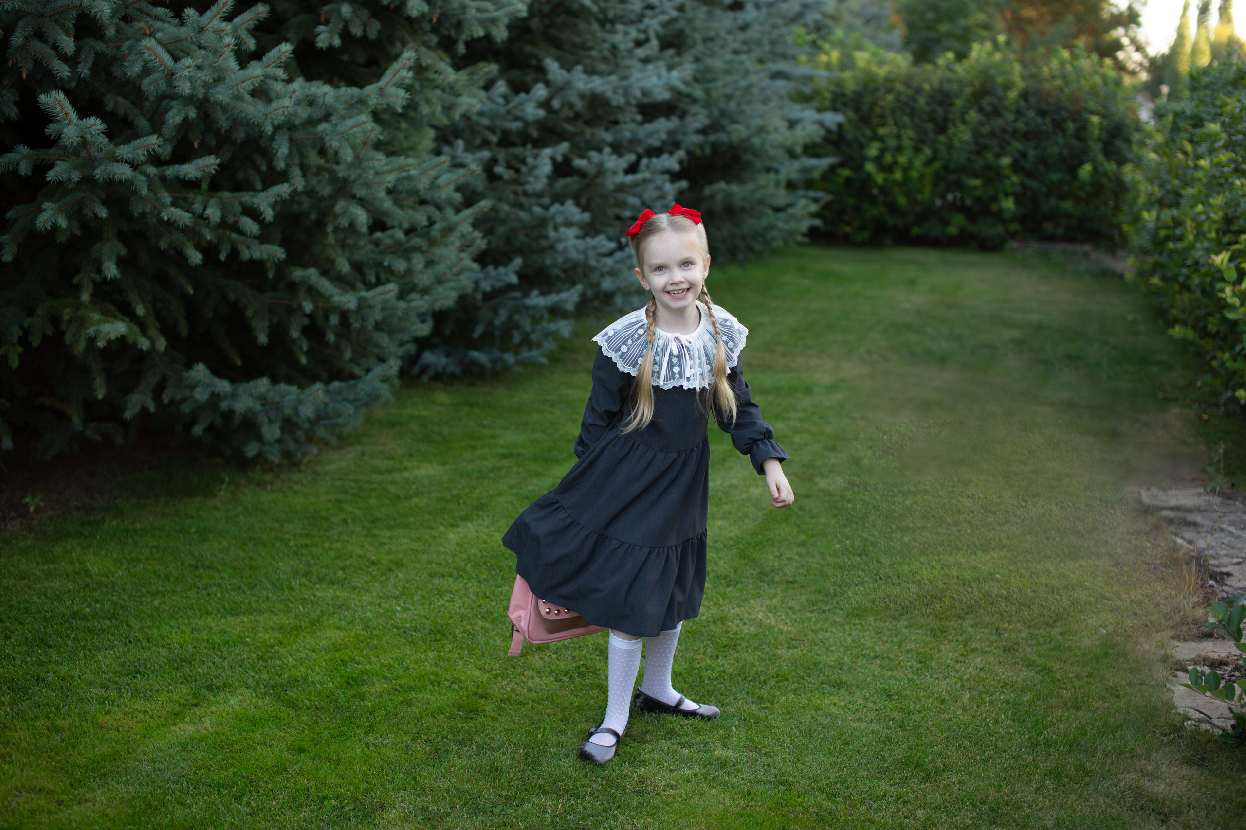 Маша идёт в школу. Фотограф в Оренбурге. Профессиональный фотограф