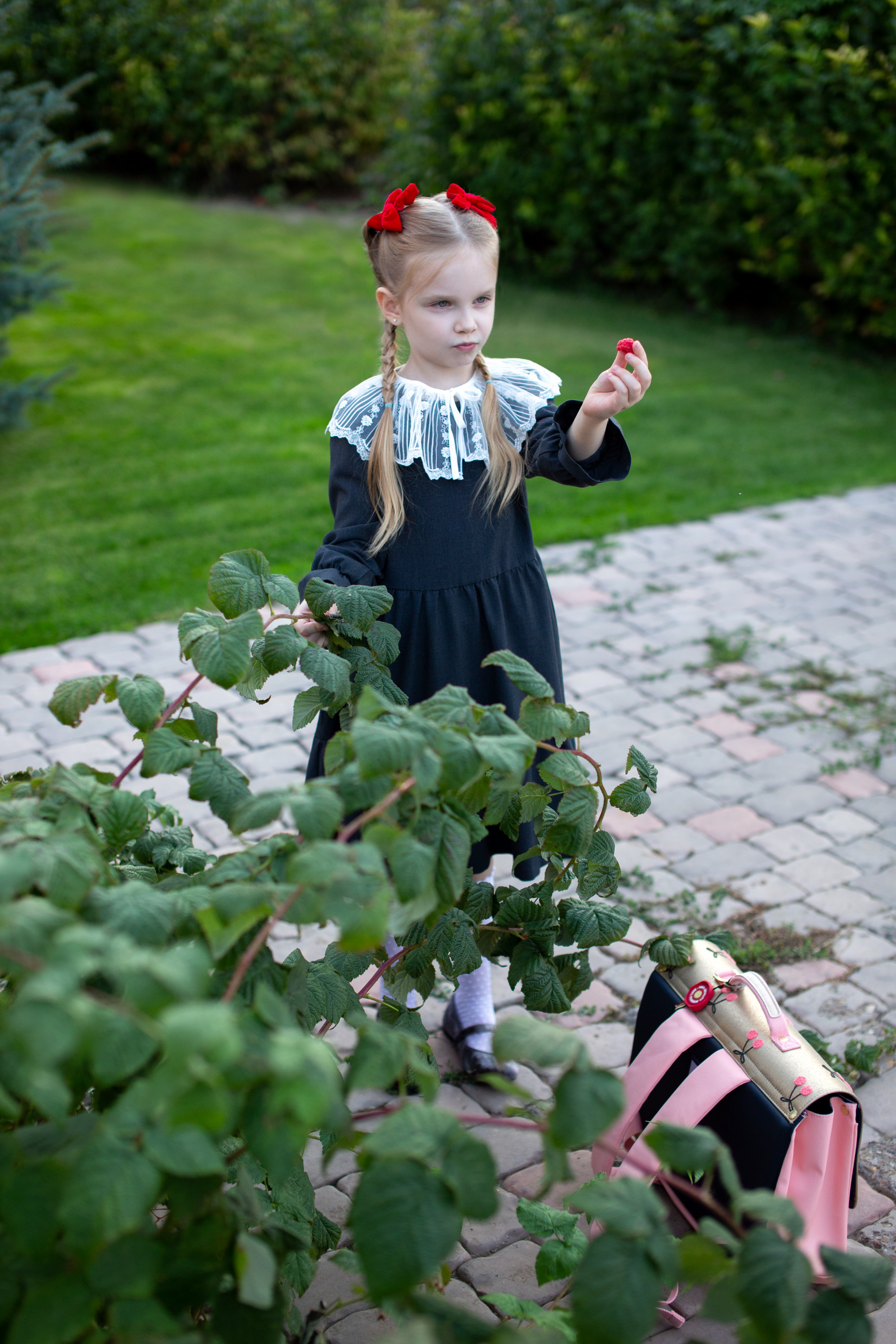 Маша идёт в школу. Фотограф в Оренбурге. Профессиональный фотограф