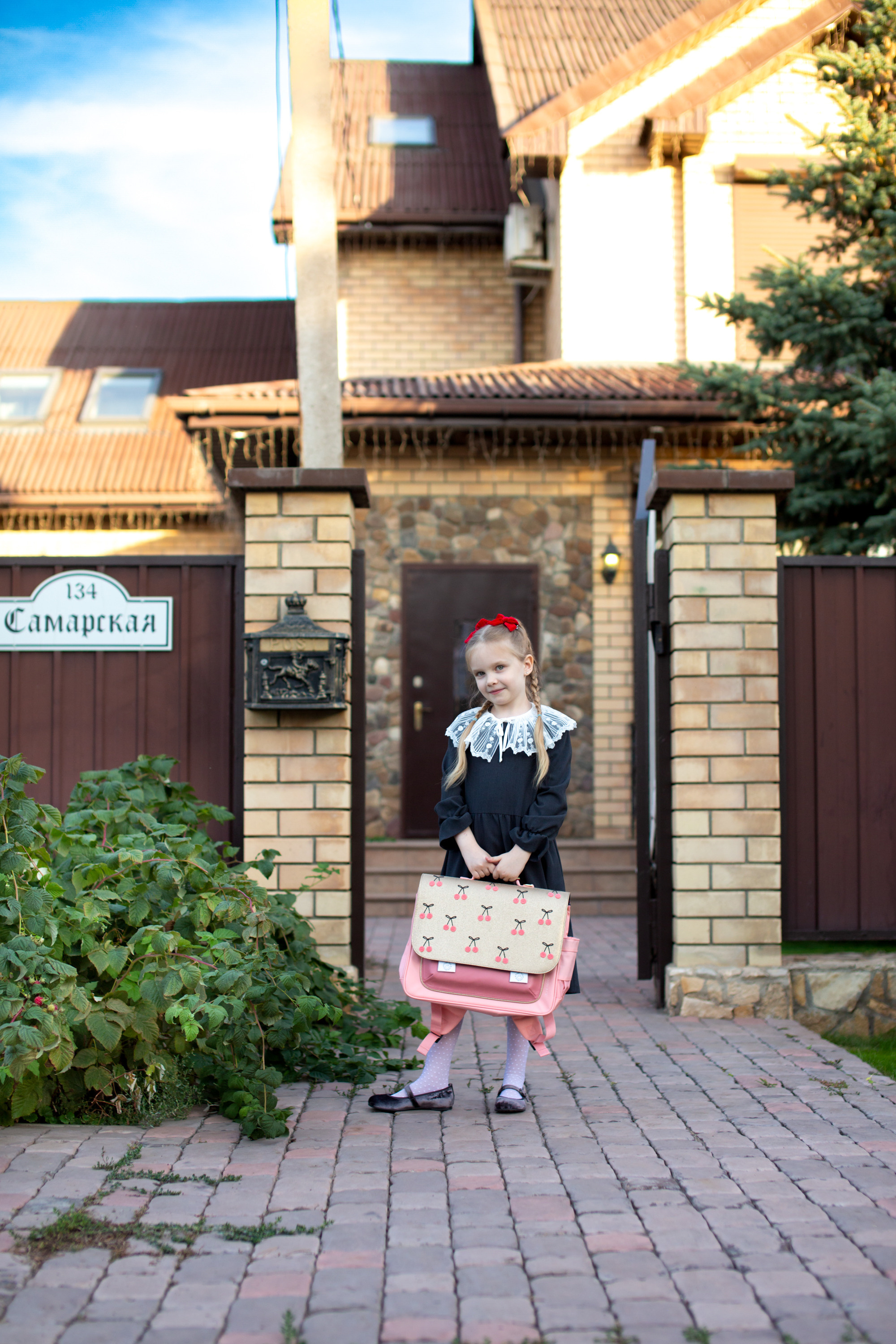 Маша идёт в школу. Фотограф в Оренбурге. Профессиональный фотограф