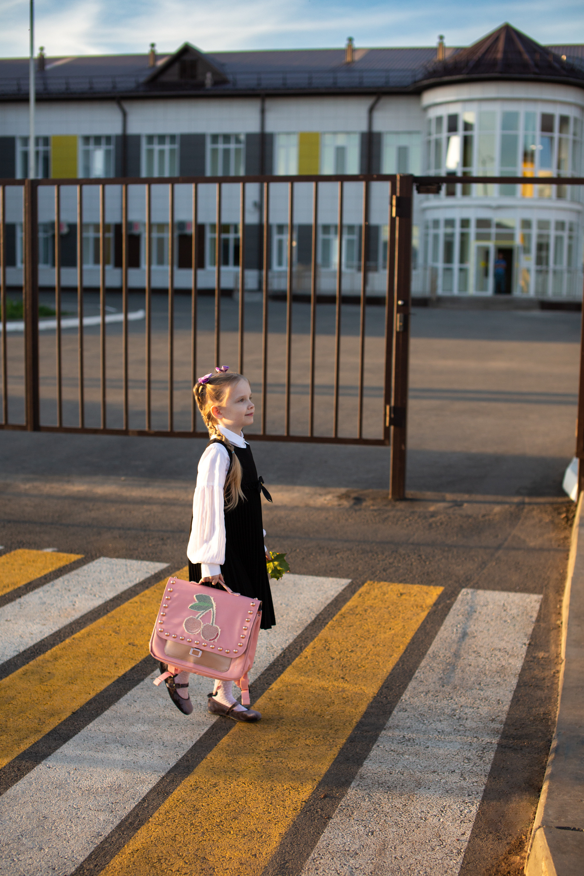 Маша идёт в школу. Фотограф в Оренбурге. Профессиональный фотограф