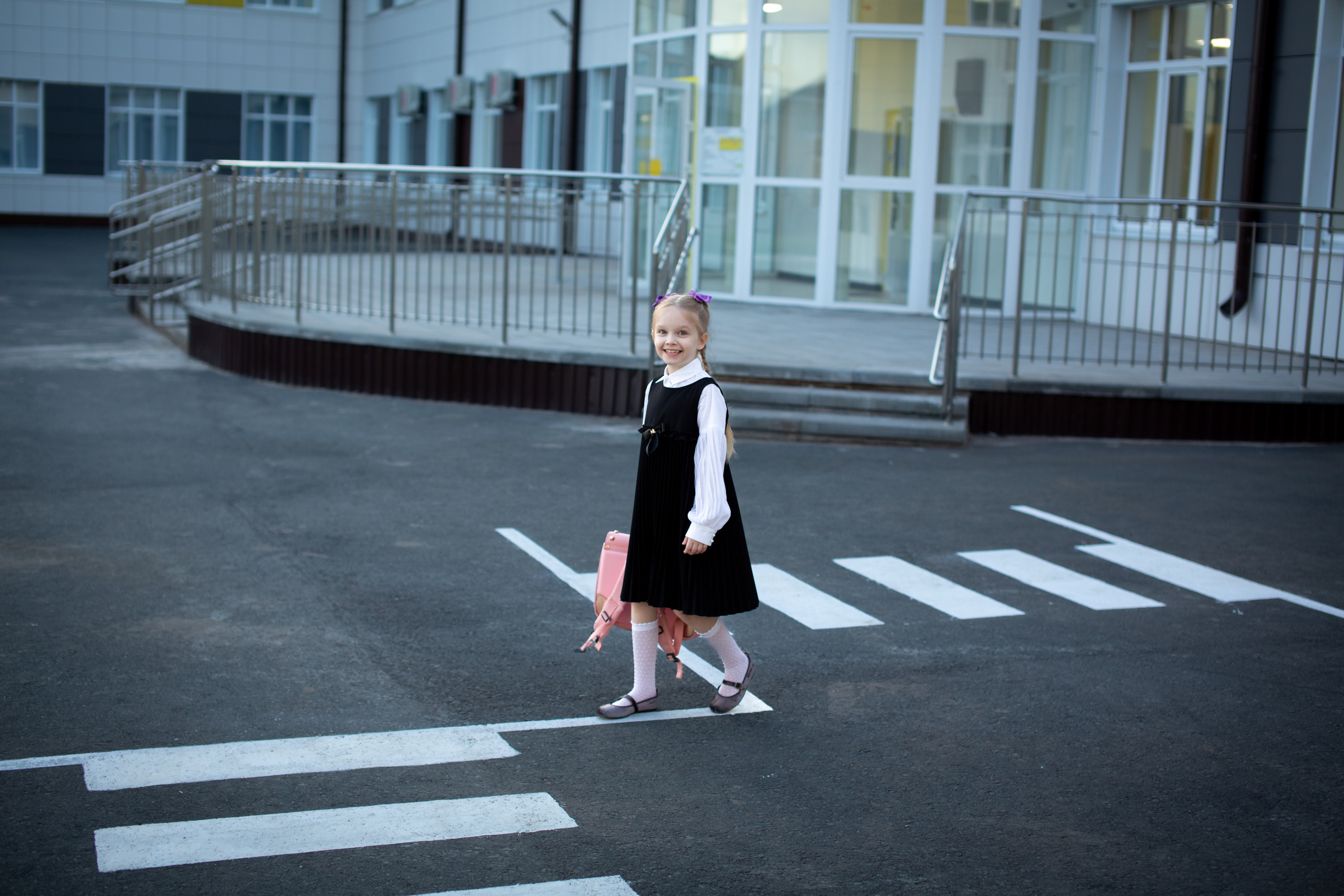 Маша идёт в школу. Фотограф в Оренбурге. Профессиональный фотограф