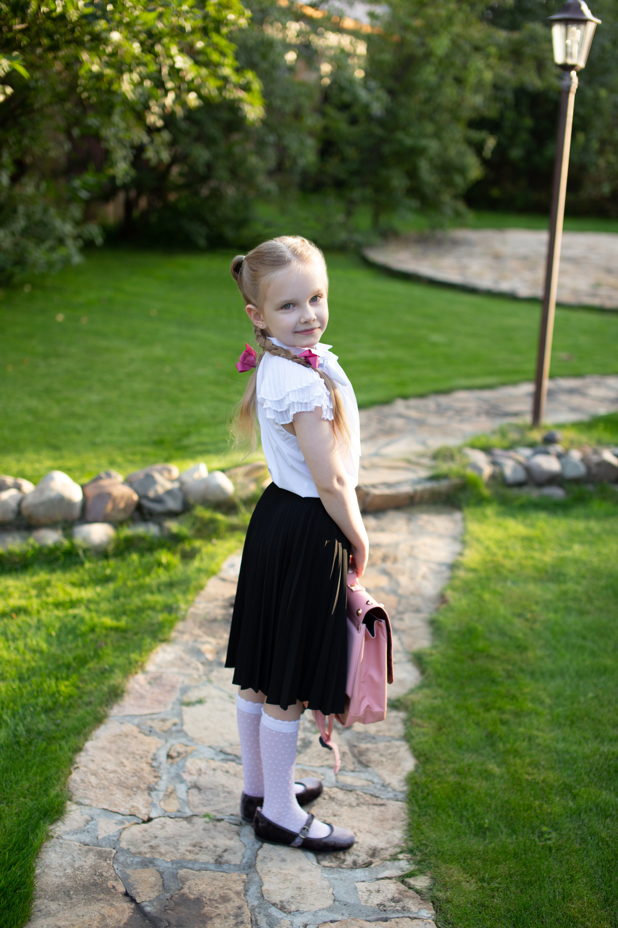 Маша идёт в школу. Фотограф в Оренбурге. Профессиональный фотограф